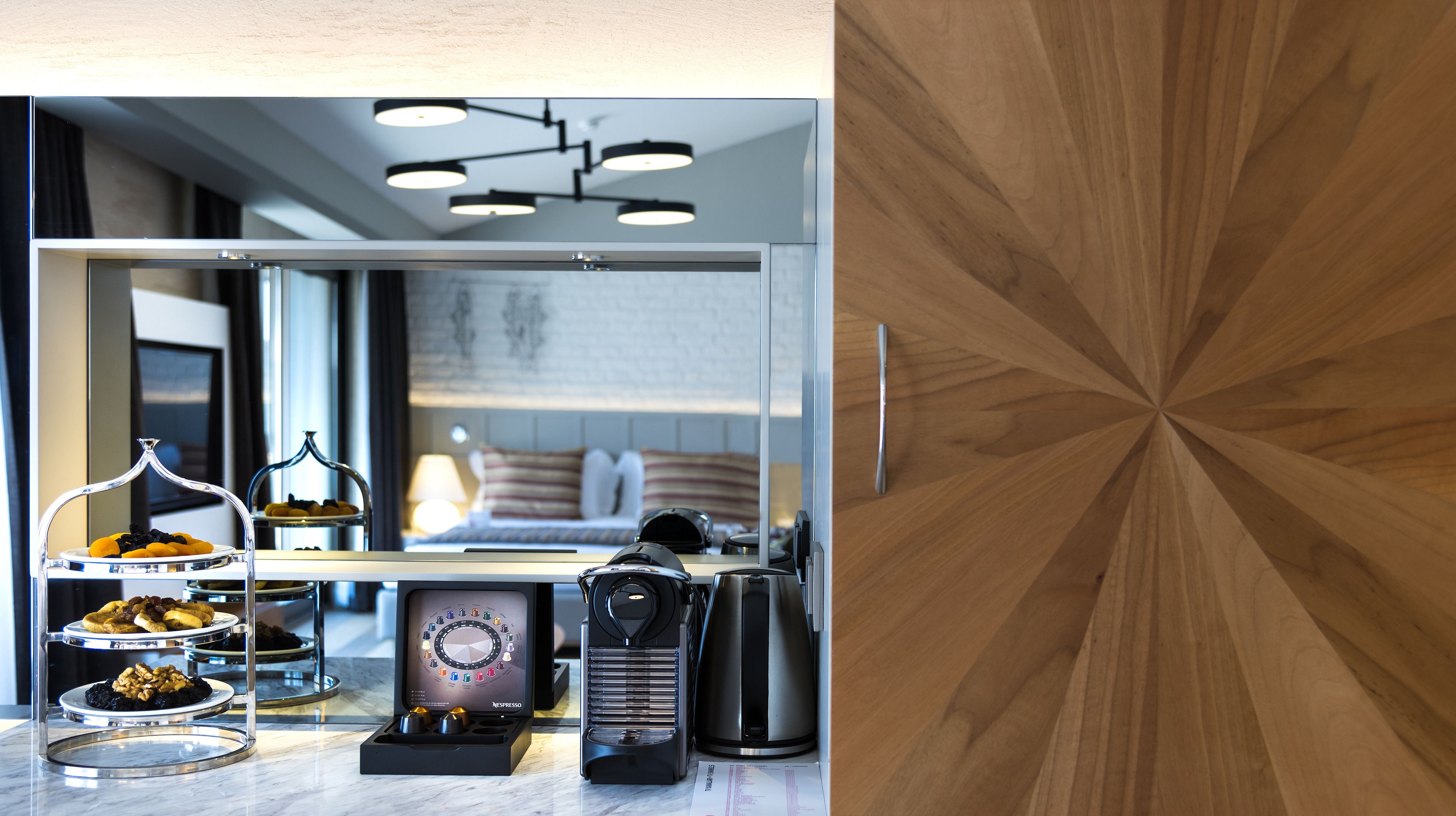 Acanthus Cennet Barut Collection