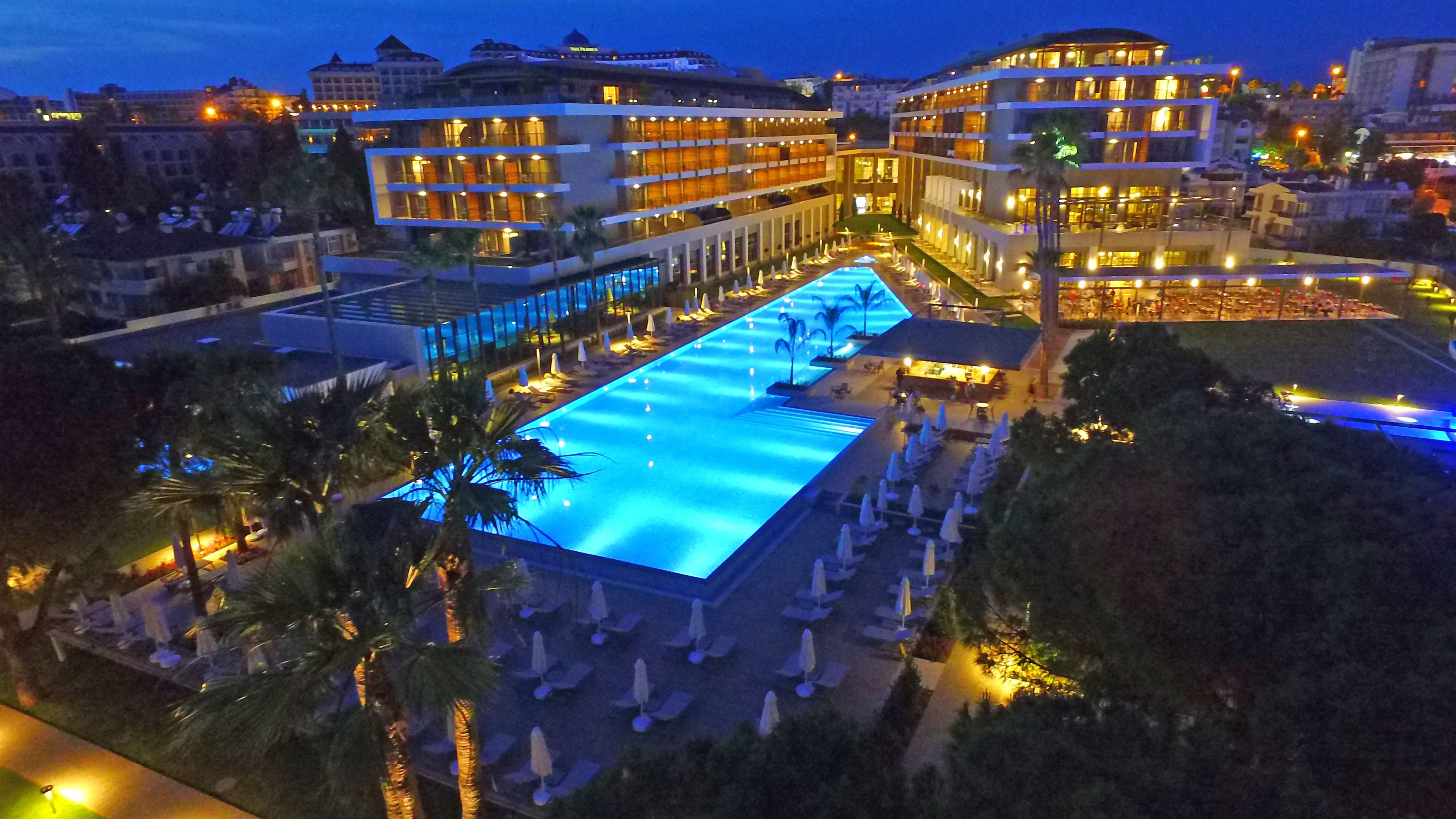Acanthus Cennet Barut Collection