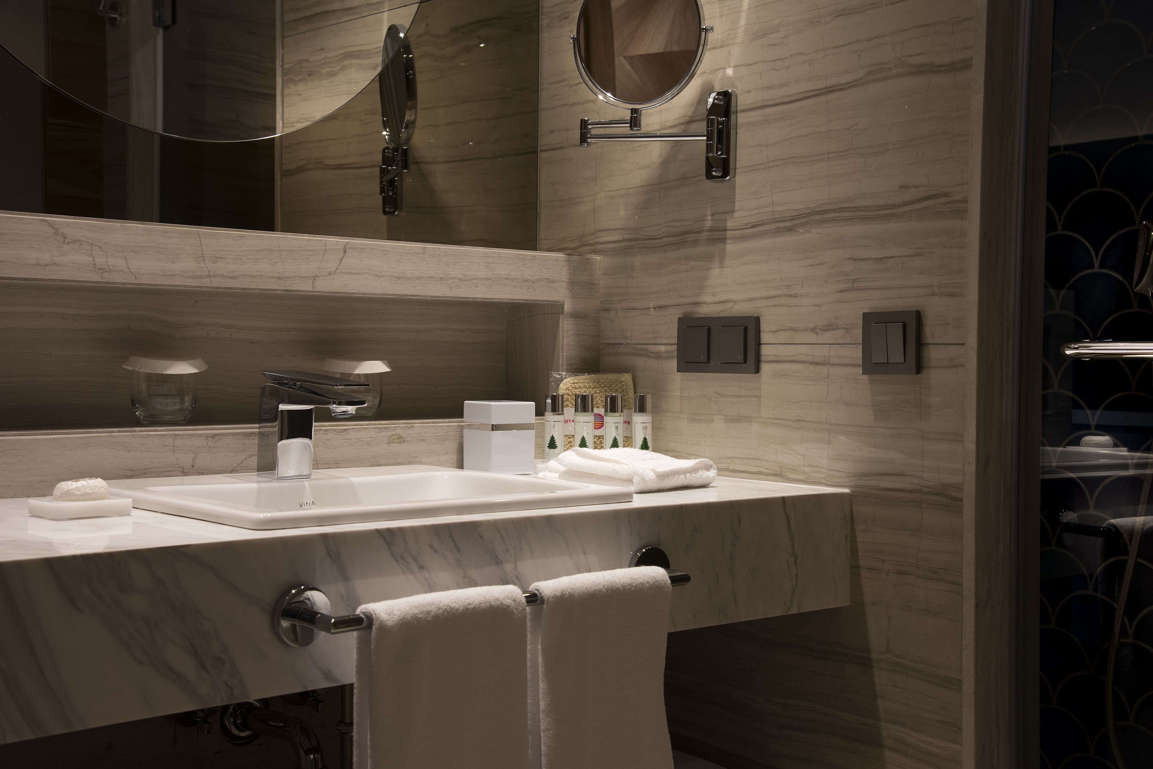 Acanthus Cennet Barut Collection