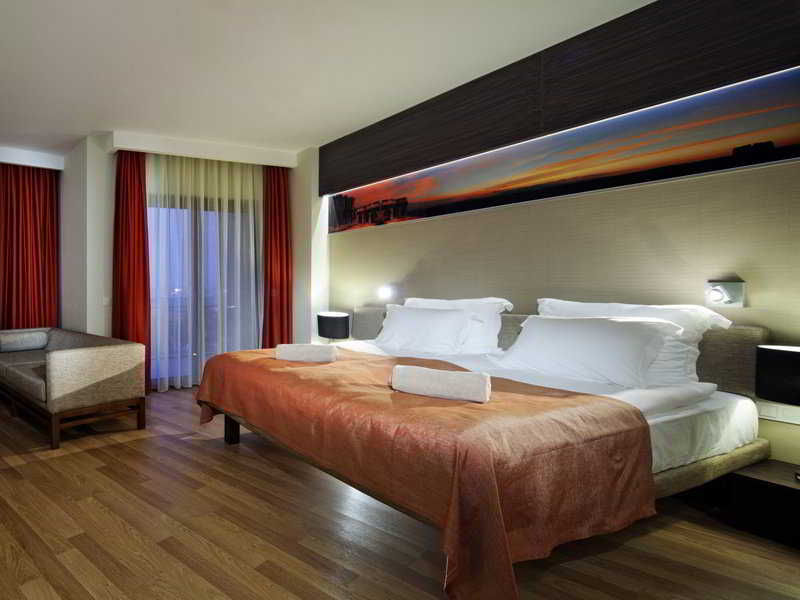 Commodore Elite Suites & Spa