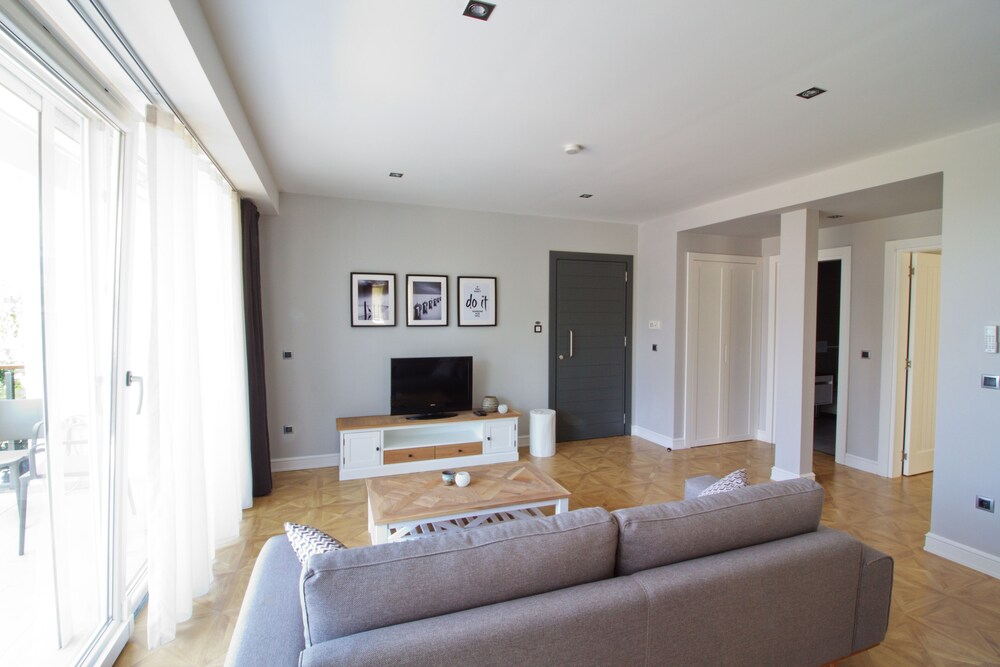 Elia Apartments