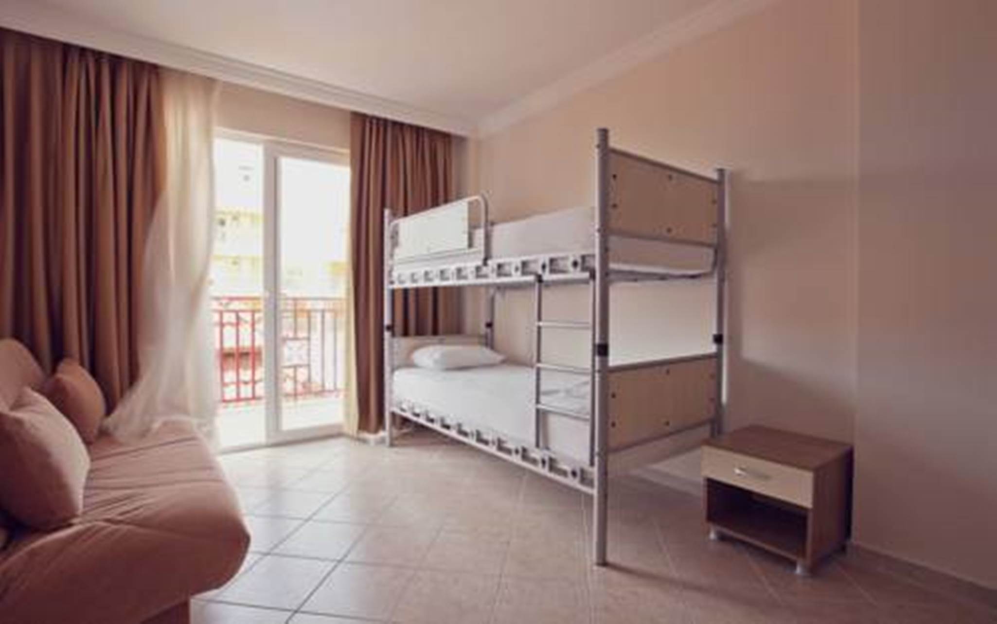 Catty Cats Garden Hotel