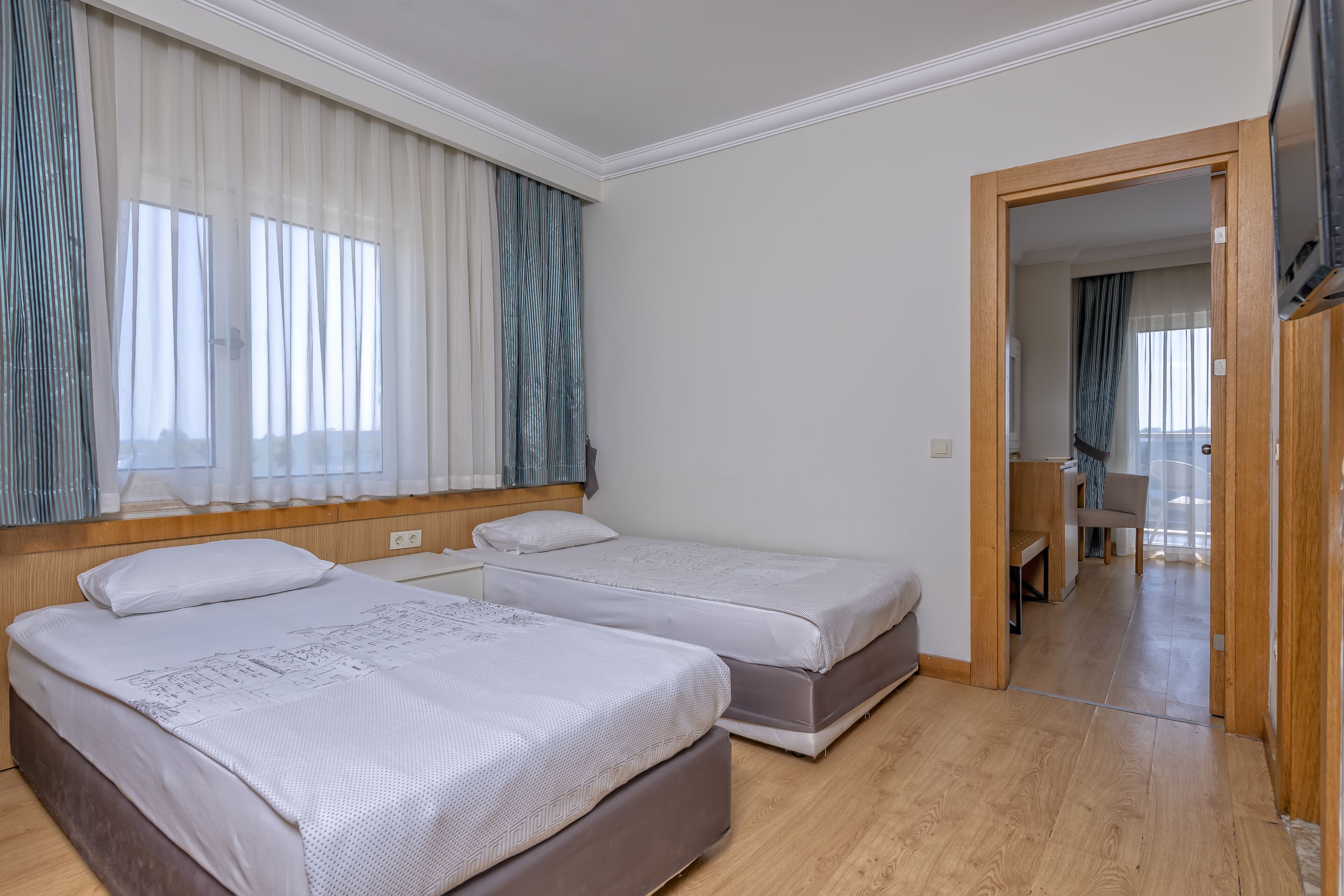 LRS Lake & River Side Hotel & Spa
