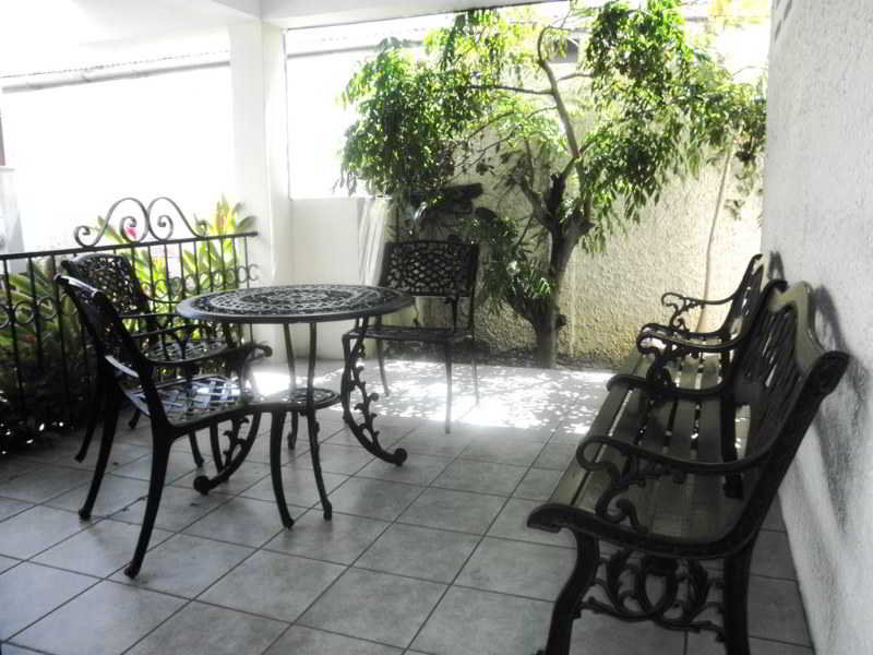 Par May La's Inn