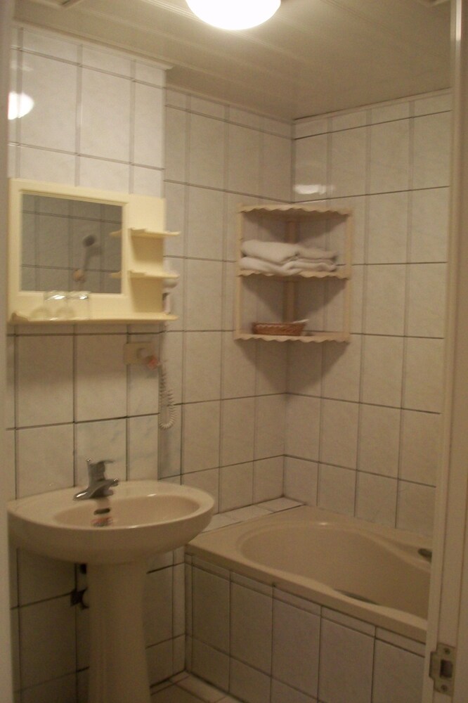 Kinsa Holiday Hotel