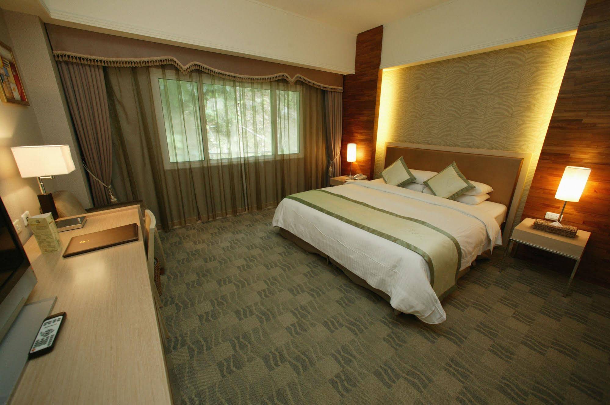 Hoya Hot Springs Resort & Spa