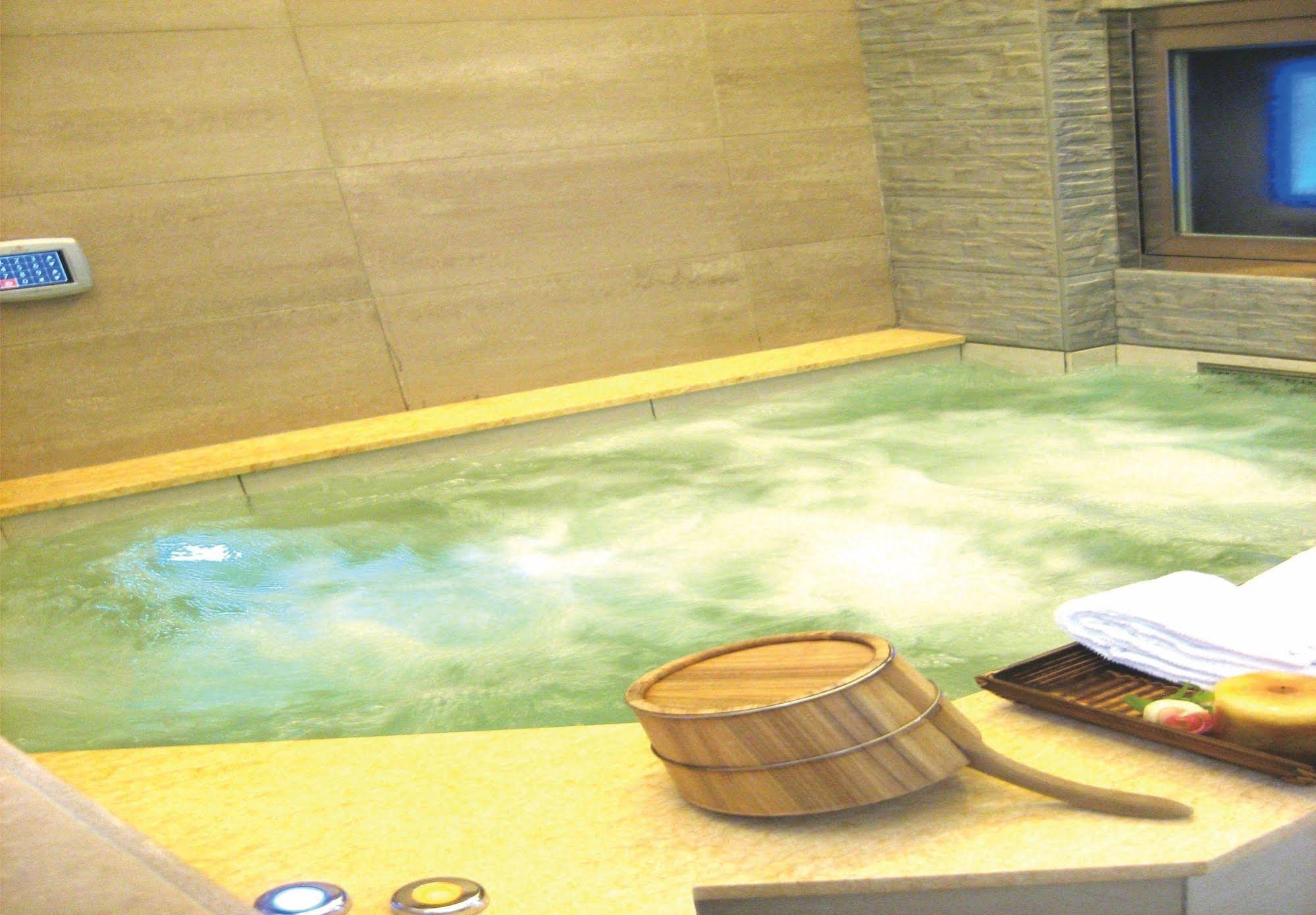 Host-On Exquisite Hotspring Hotel