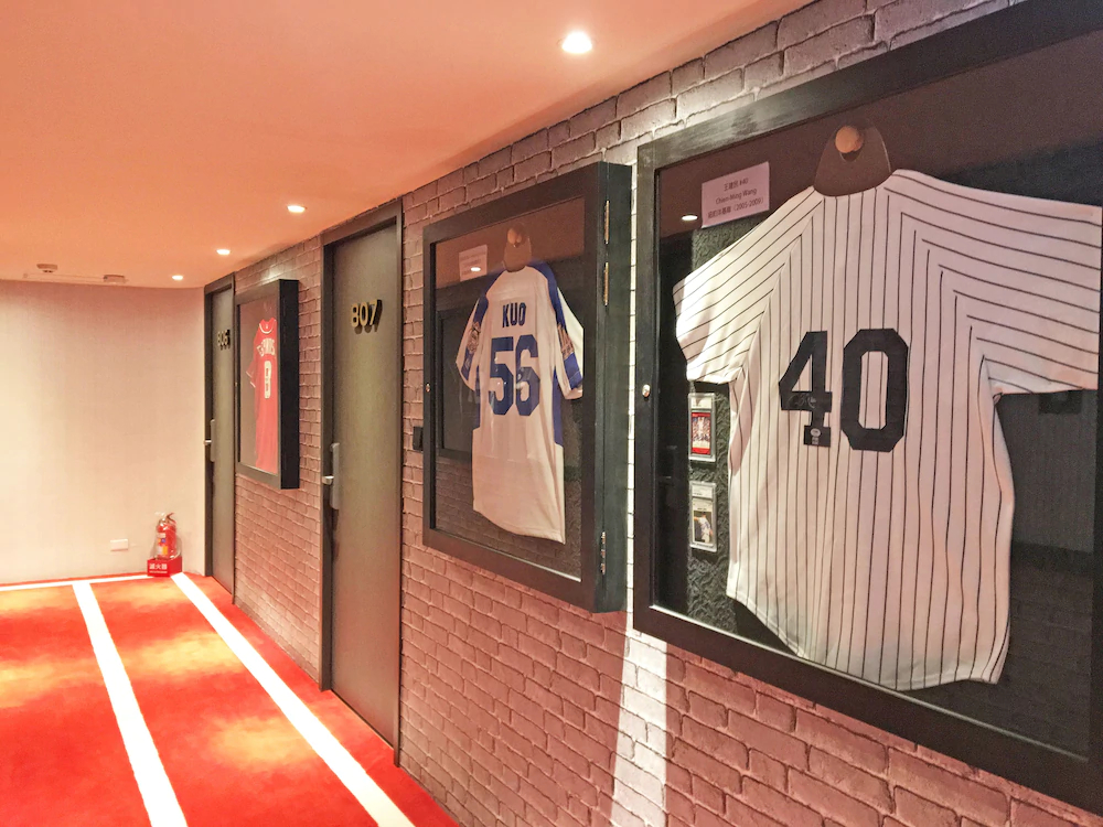 La Hotel - Baseball Theme Hall