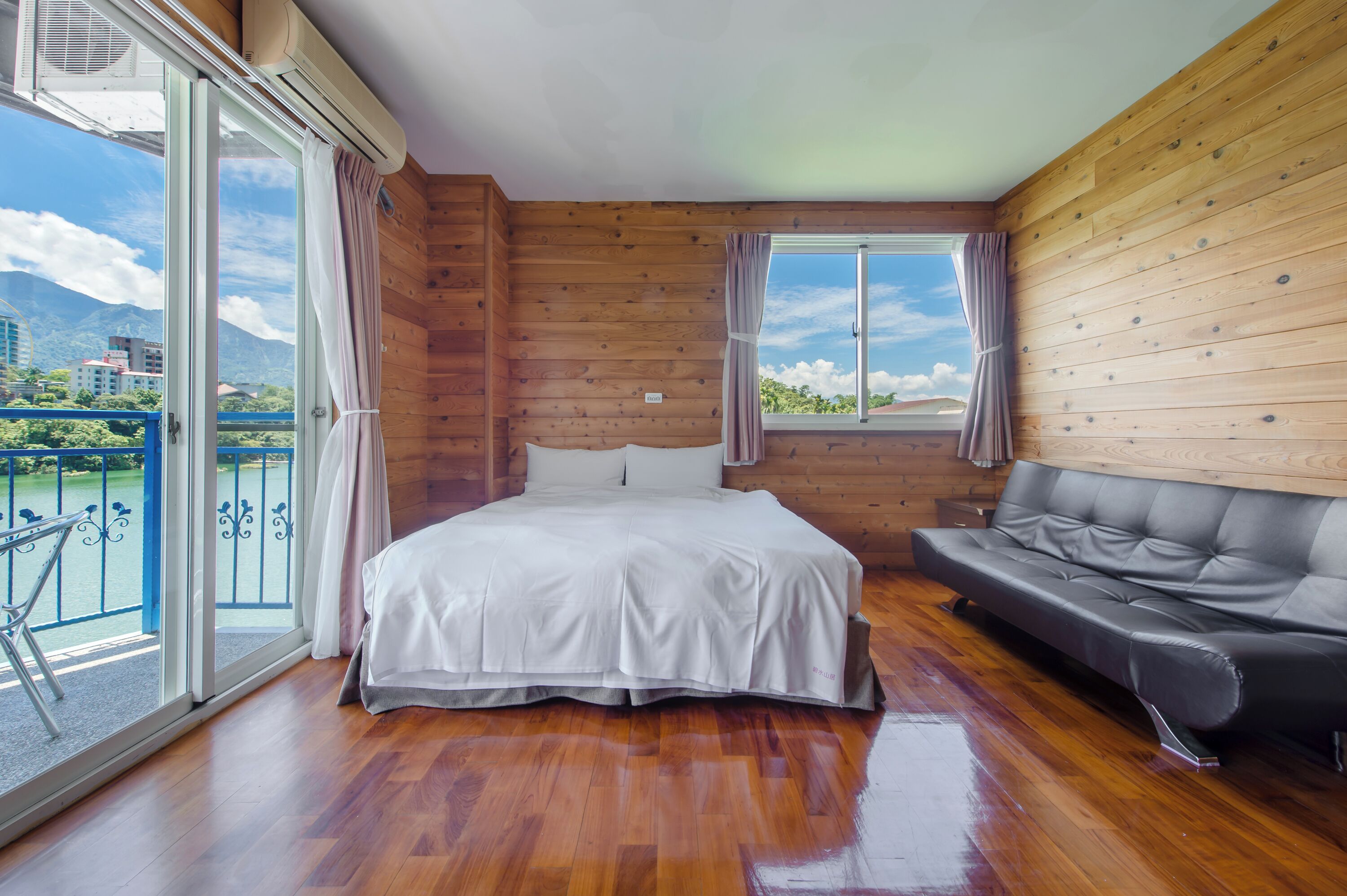 Bishui Shanju Lakeside Bed and Breakfast