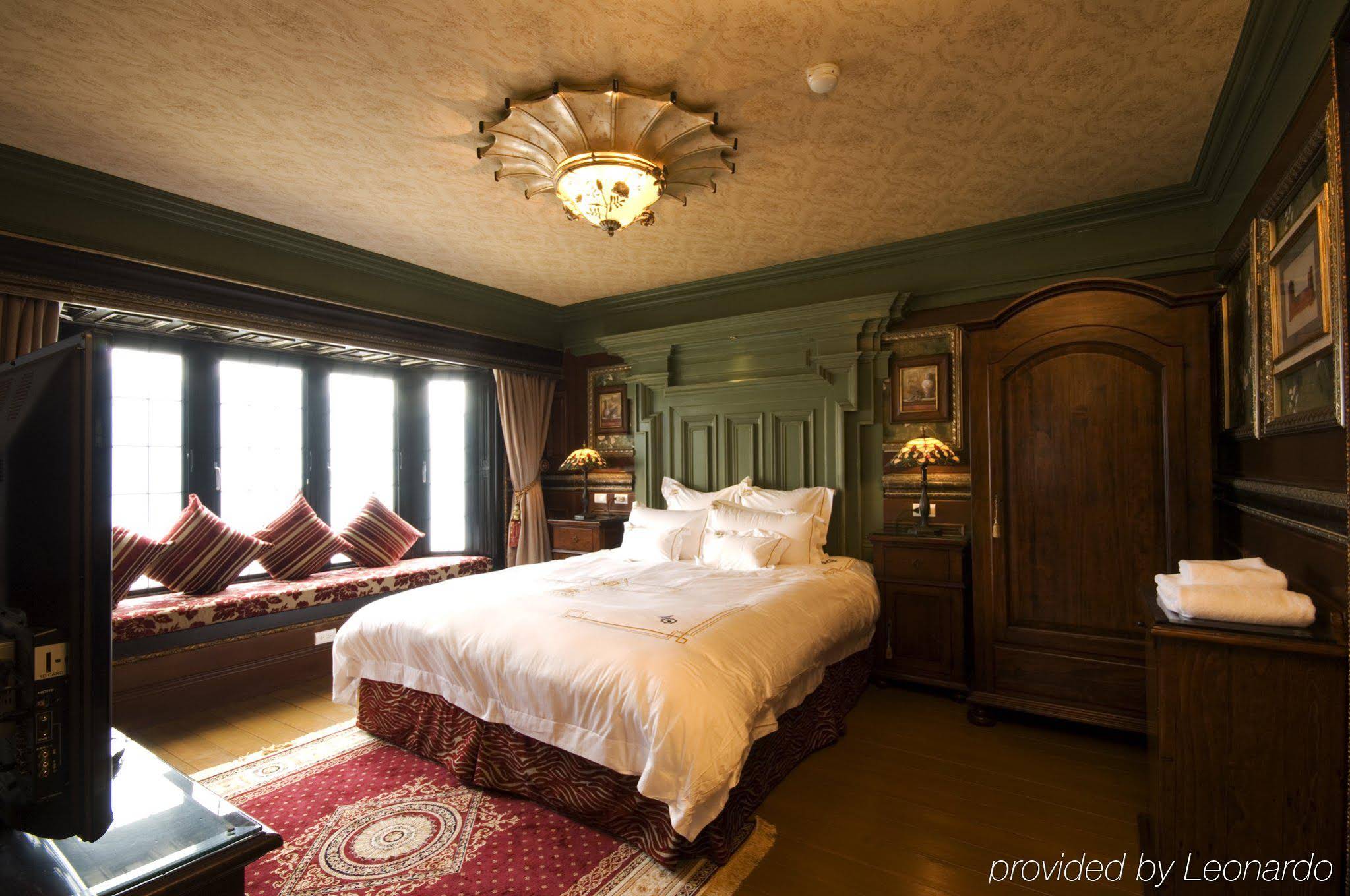 The Old England Manor