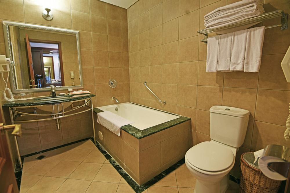 Wei-Yat Toong Mao Grand