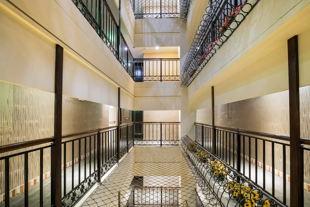 Flora Hotel Main Station