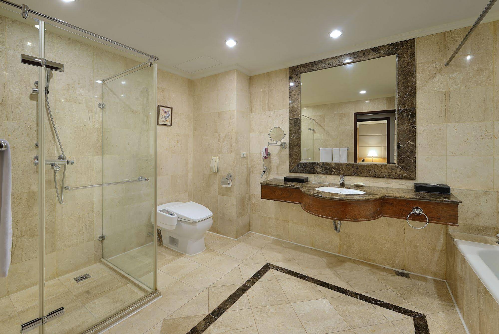 Le Midi Hotel Jungli