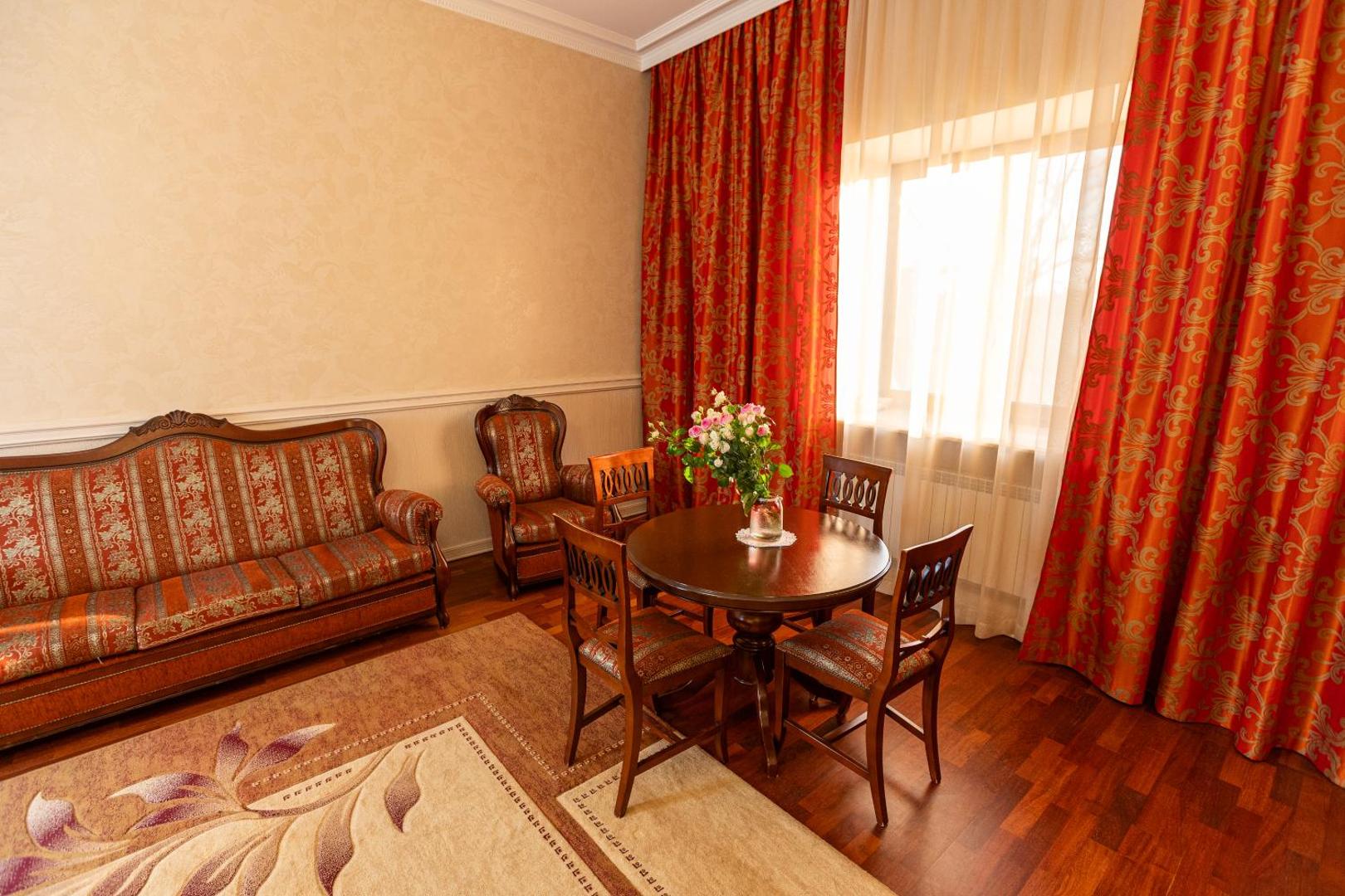 Guest House 1812