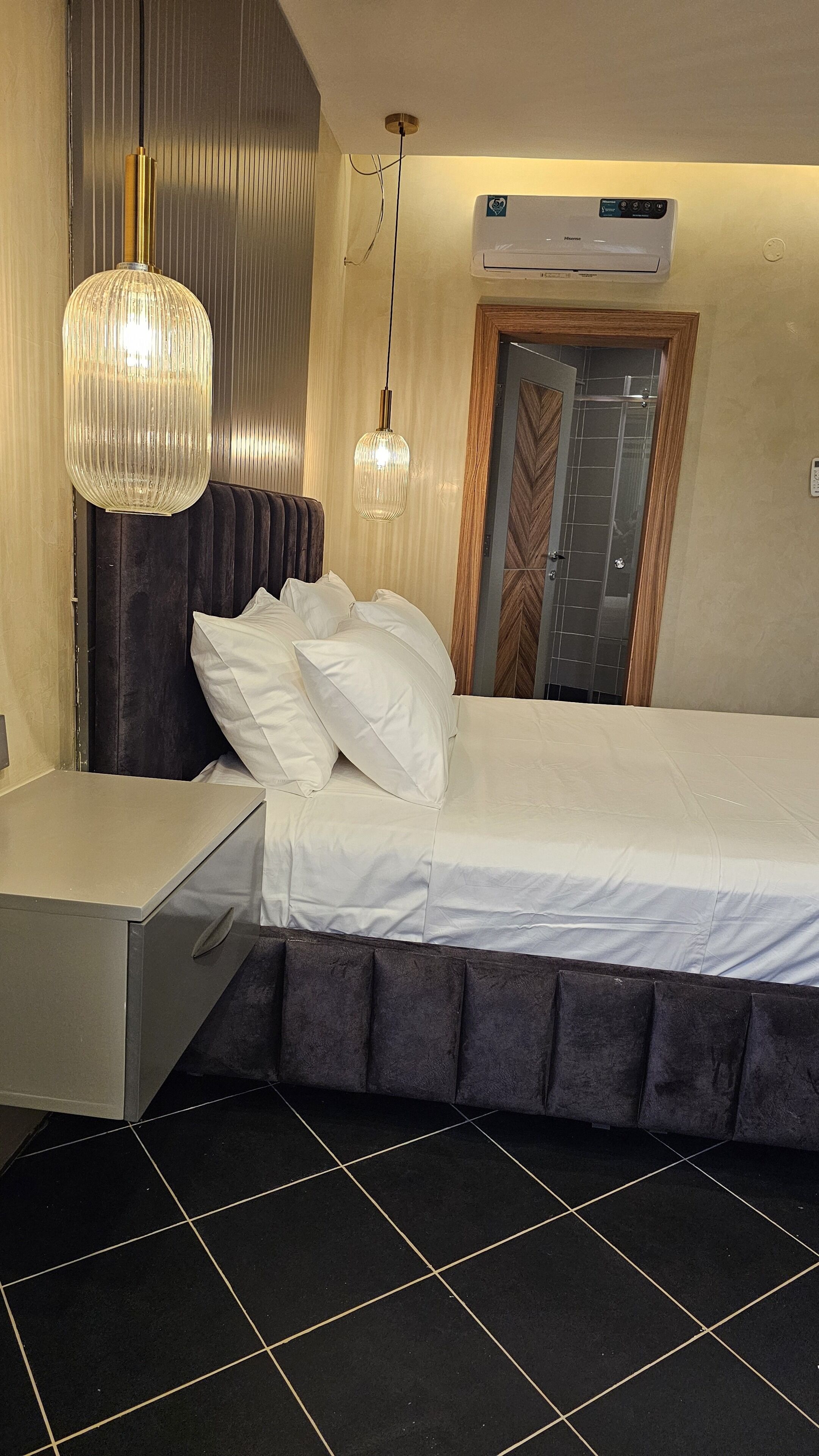 Grik Hotel - Entebbe