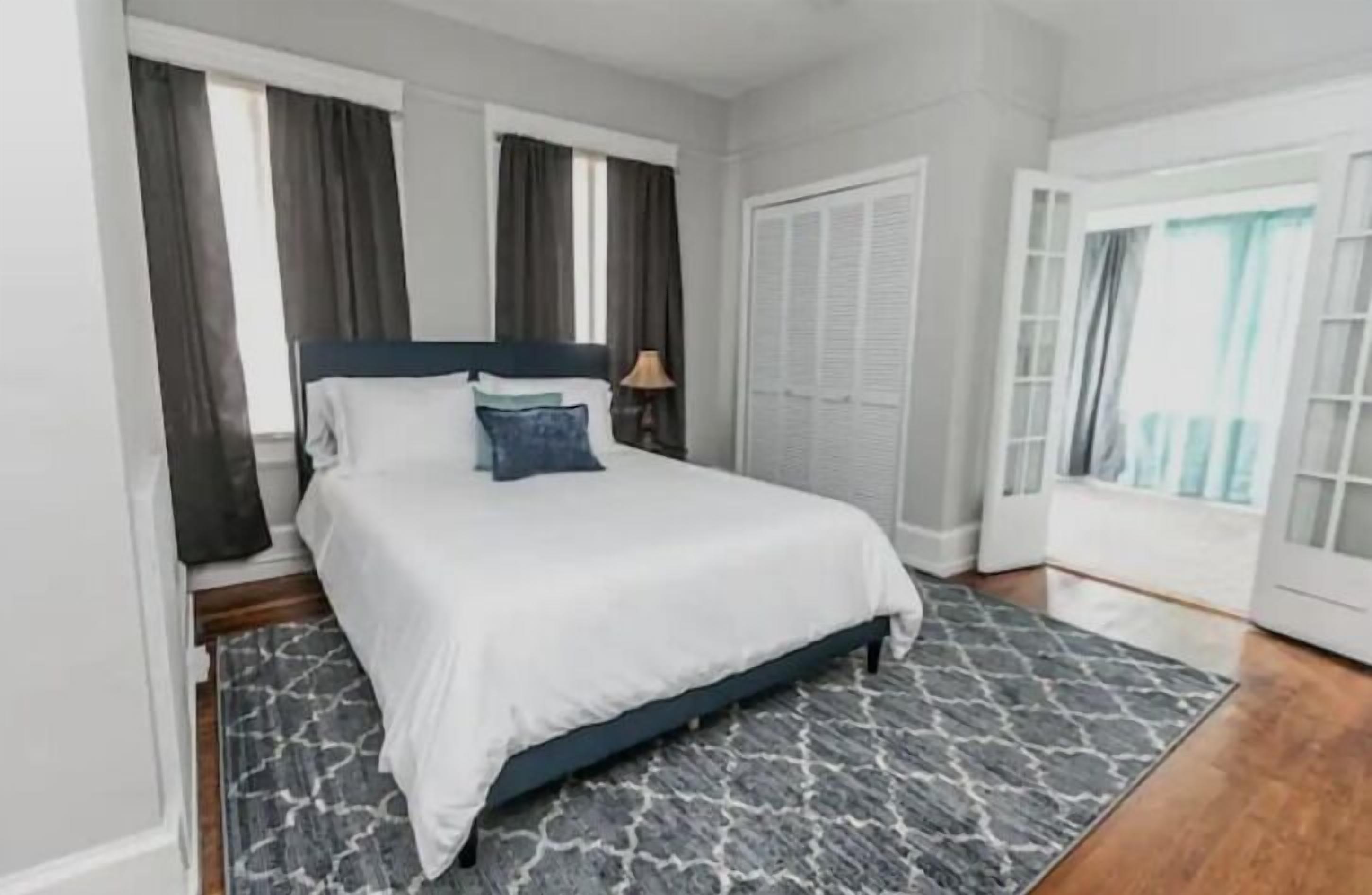 Trendy Lakeview Craftsman