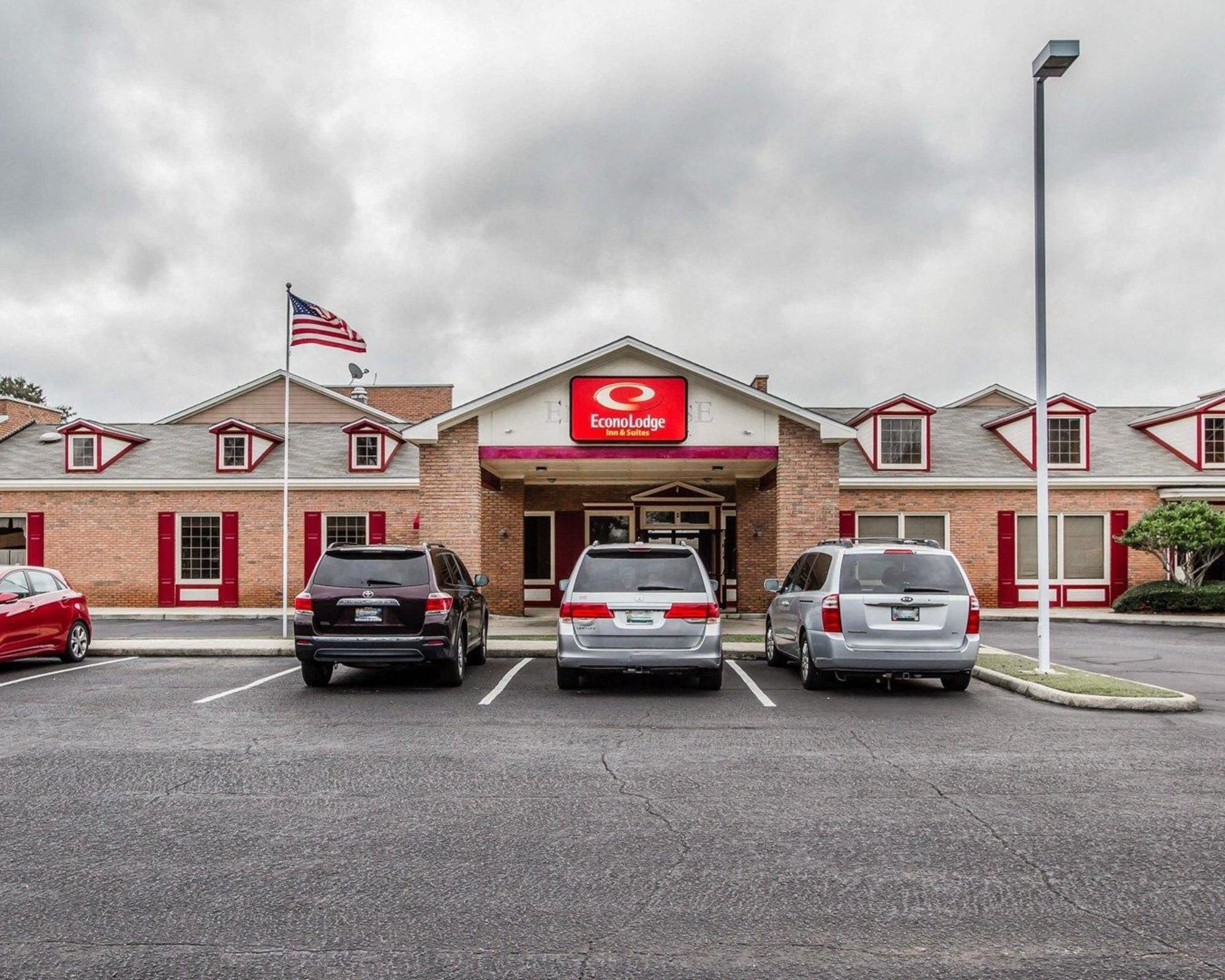 Econo Lodge Inn & Suites