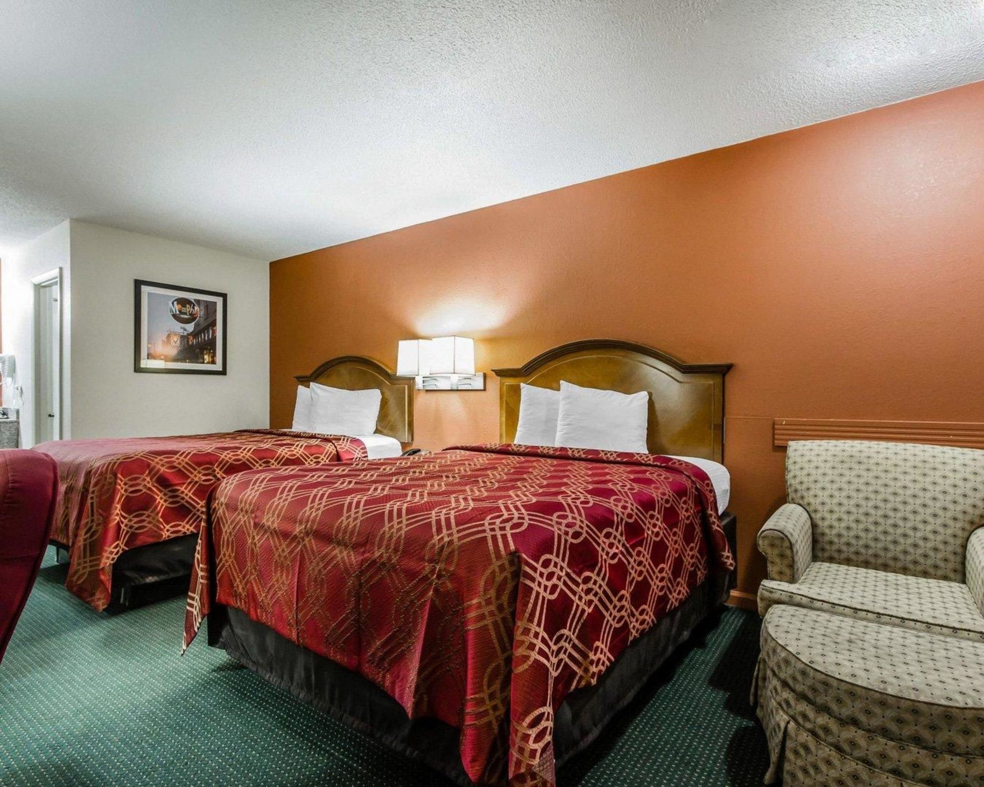 Econo Lodge Inn & Suites
