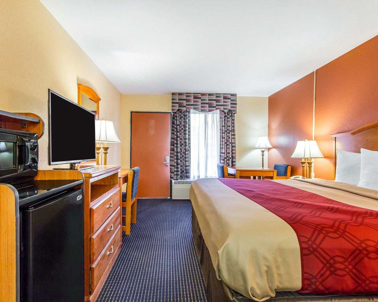 Econo Lodge Inn & Suites