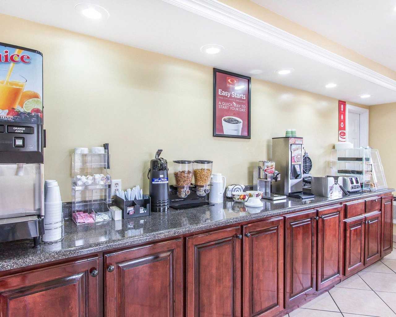 Econo Lodge Inn & Suites