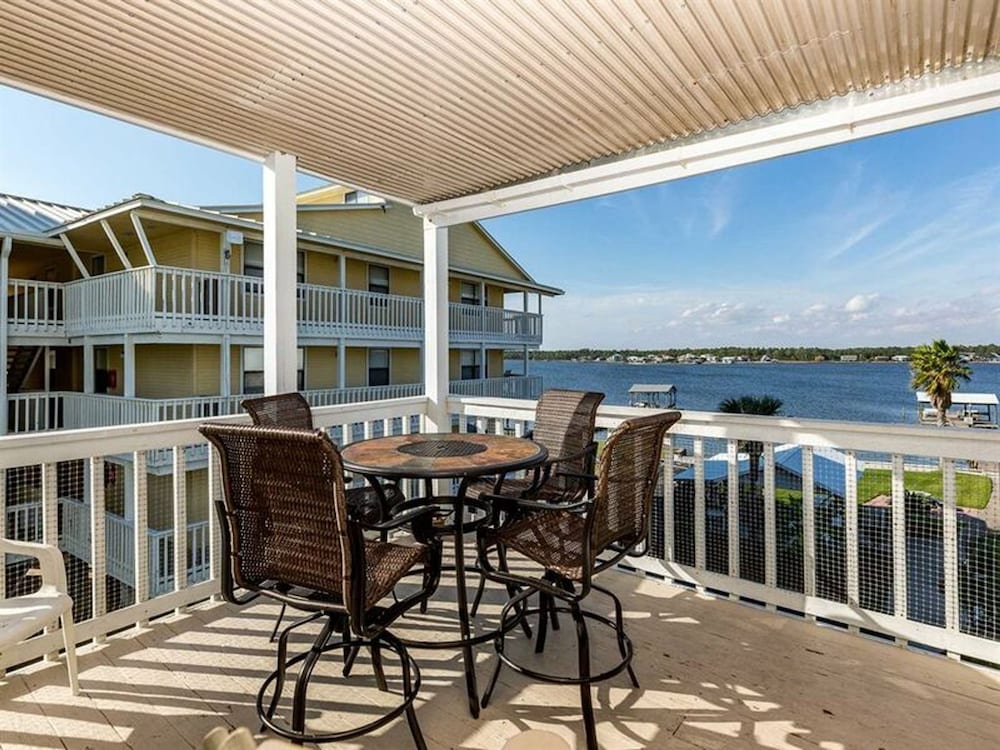 Lagoon Landing by Vacasa