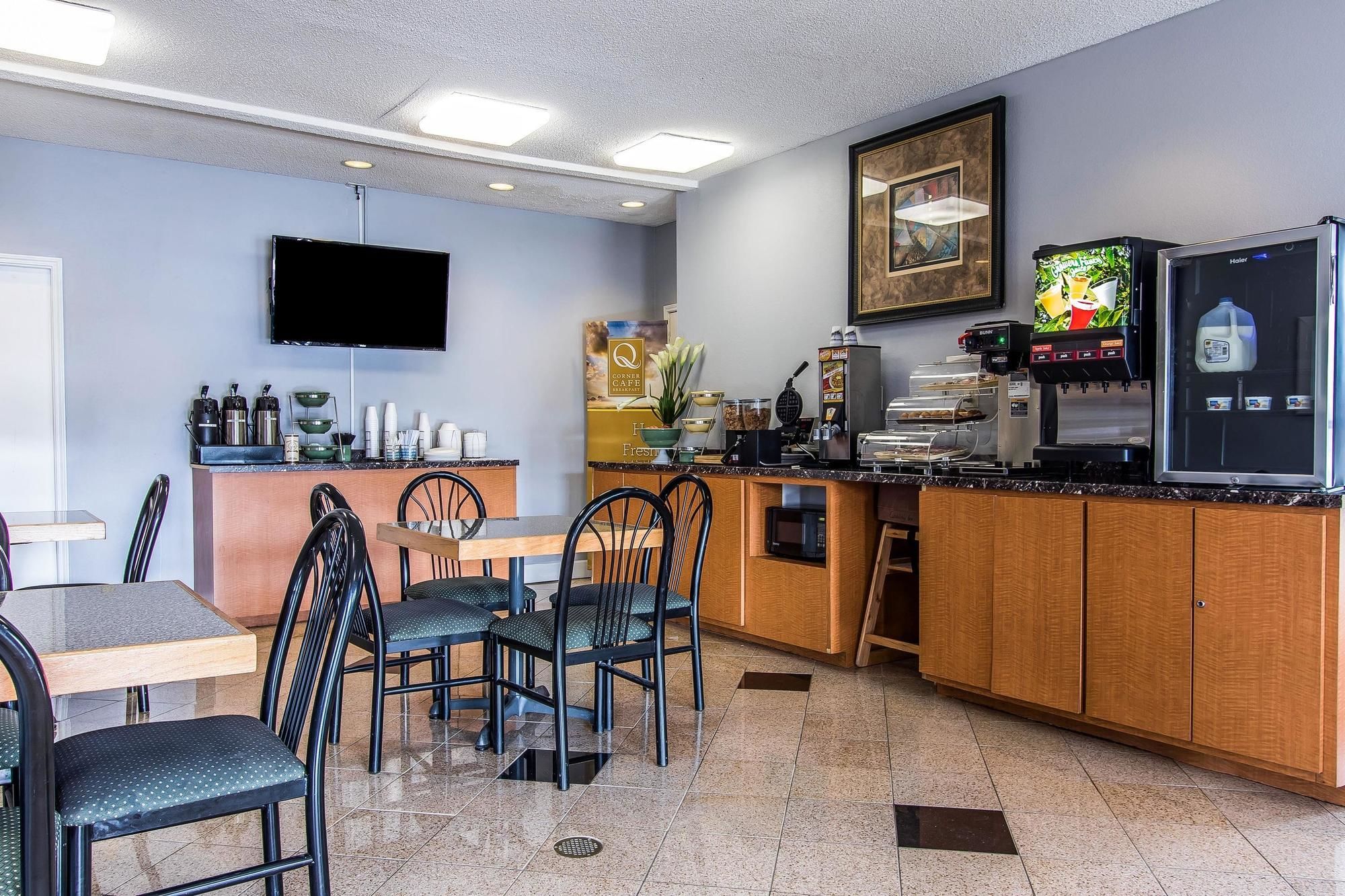 Econo Lodge Inn & Suites