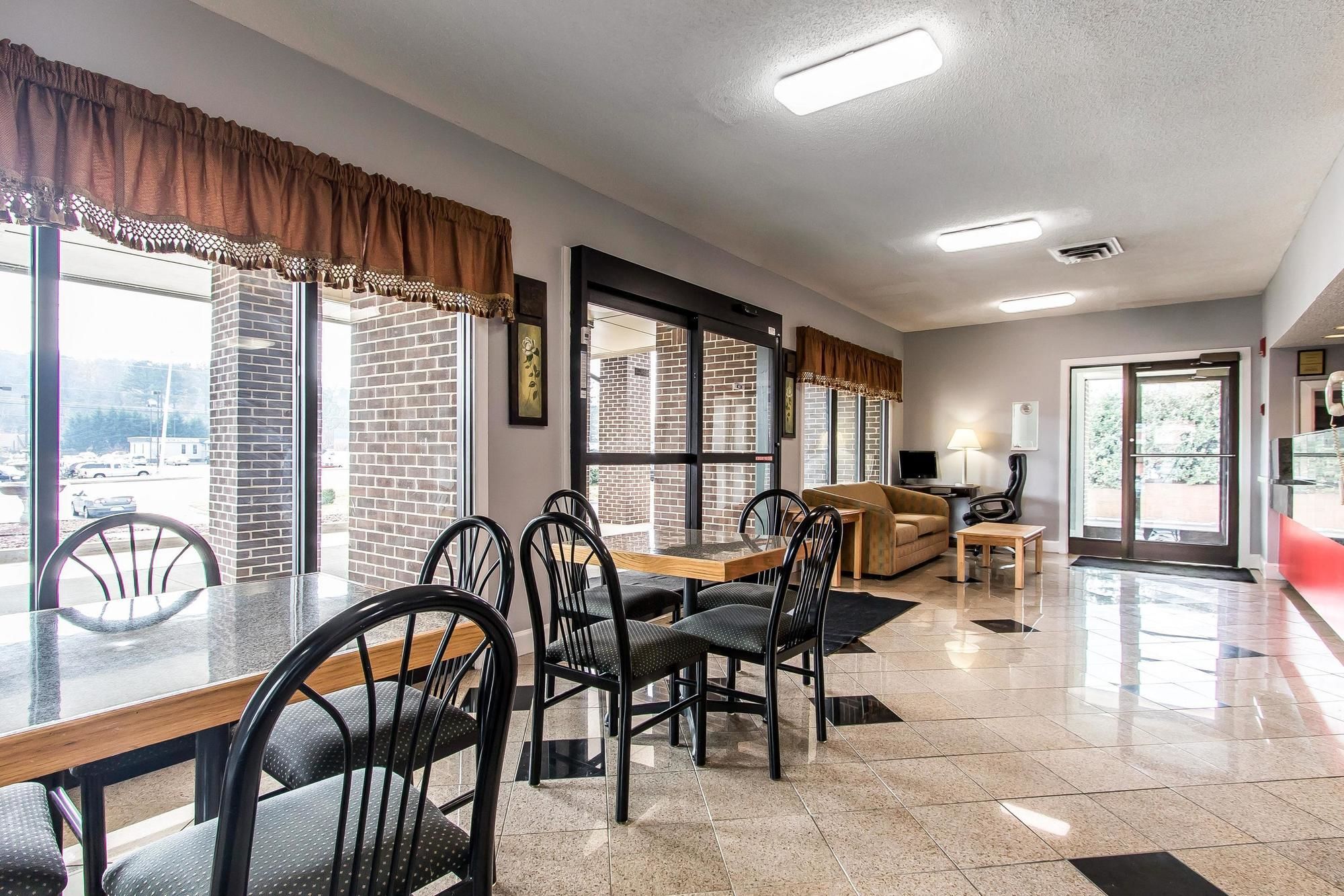 Econo Lodge Inn & Suites