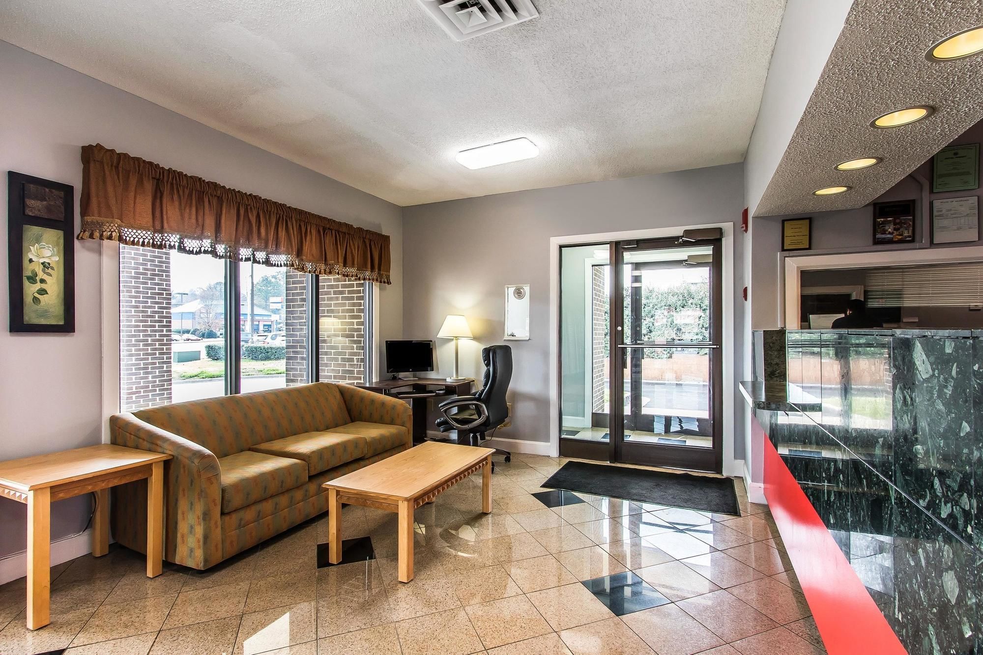 Econo Lodge Inn & Suites