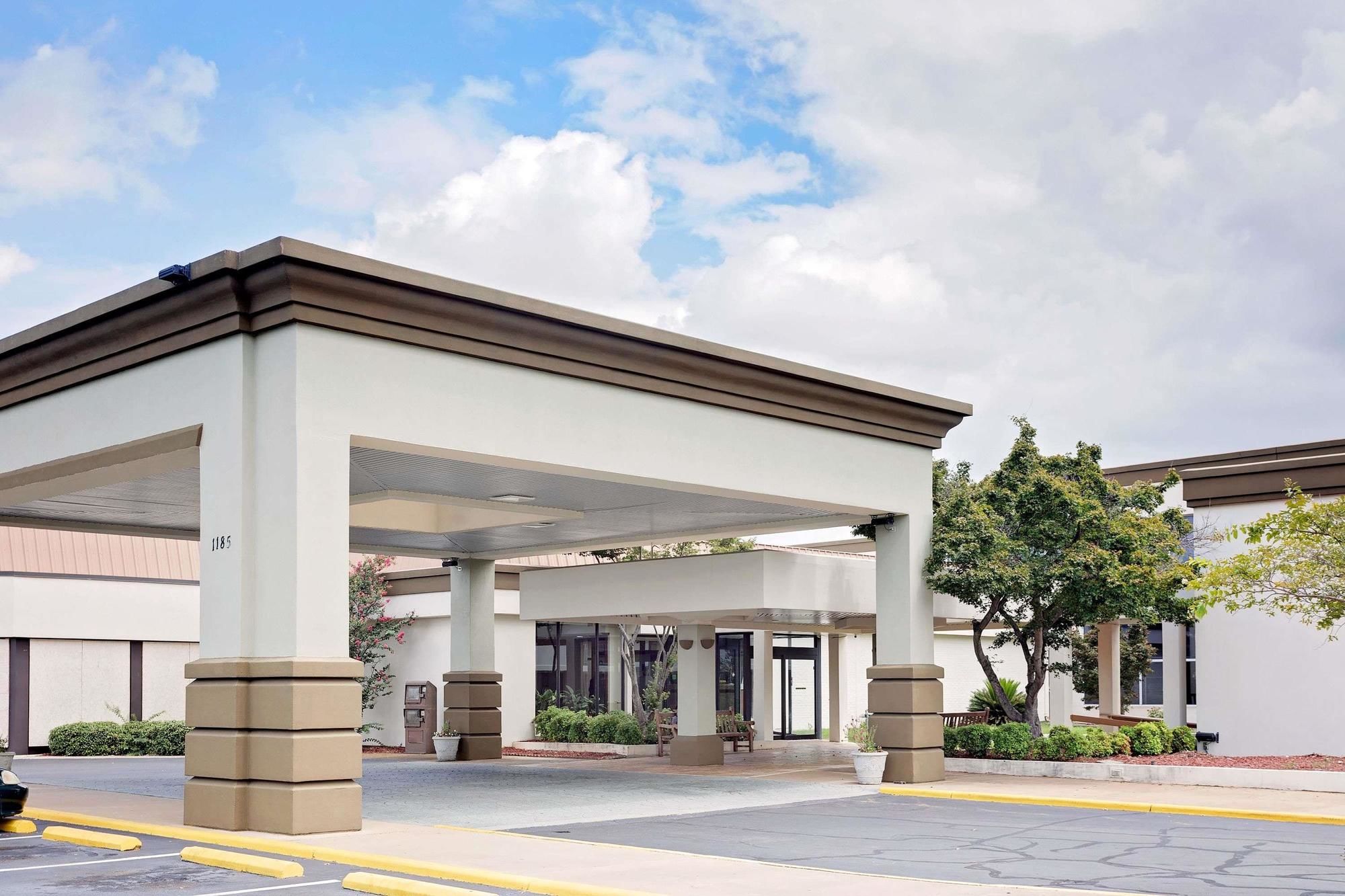 Days Inn by Wyndham Montgomery Near AUM