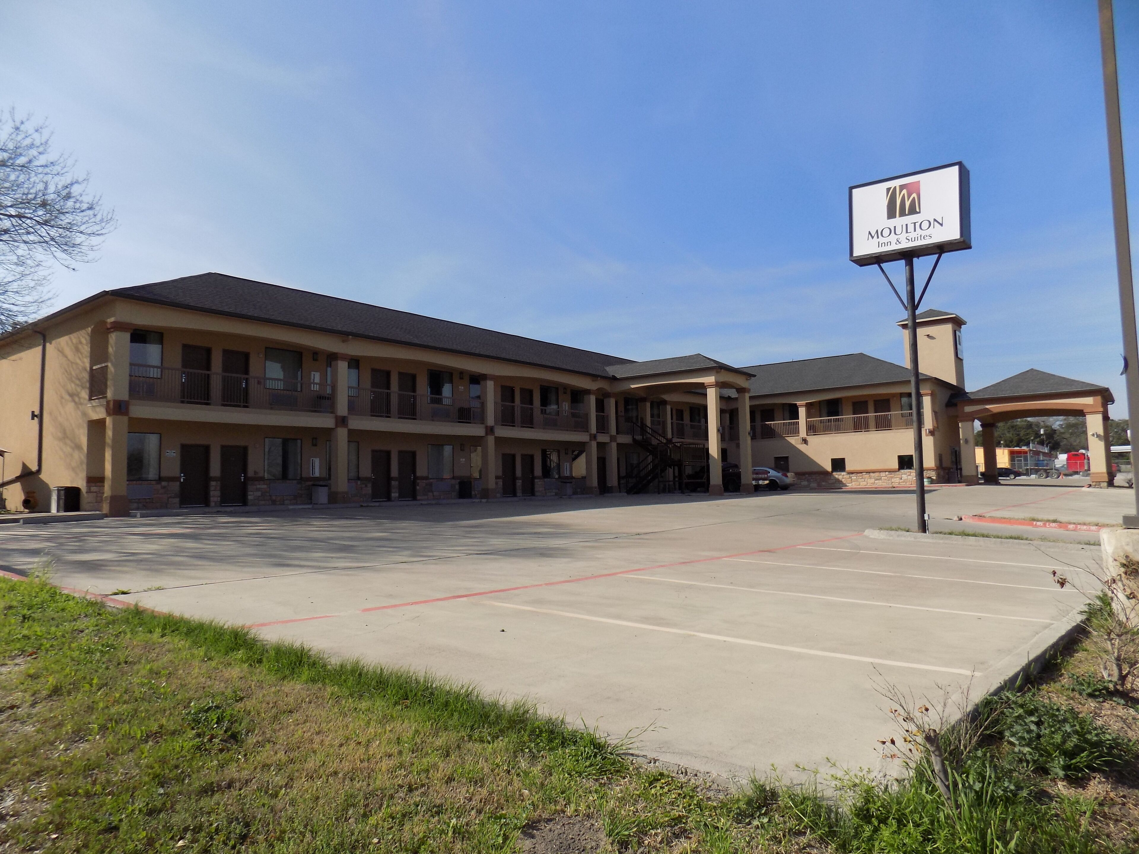 Moulton Inn & Suites