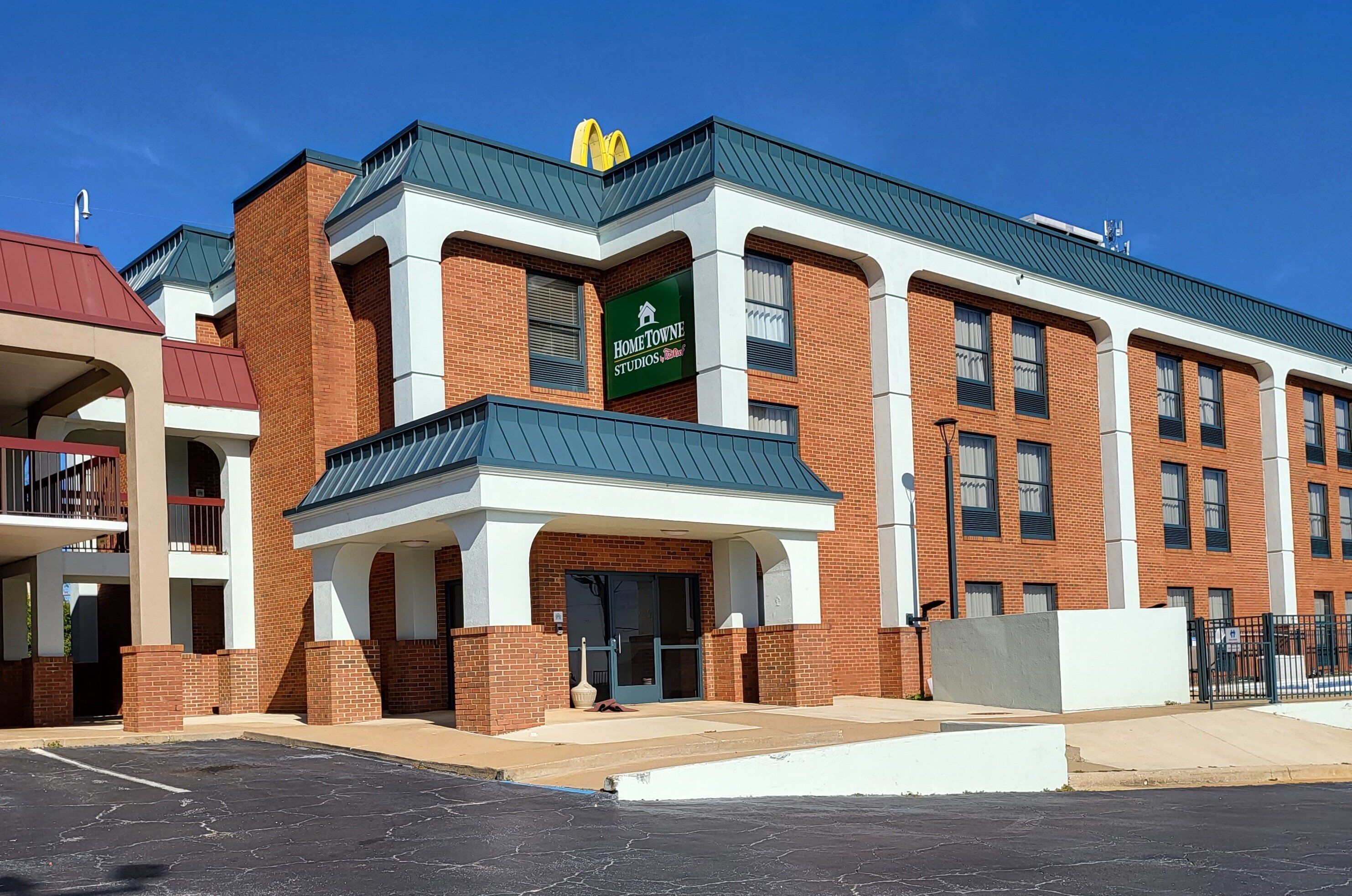 HomeTowne Studios by Red Roof Prattville