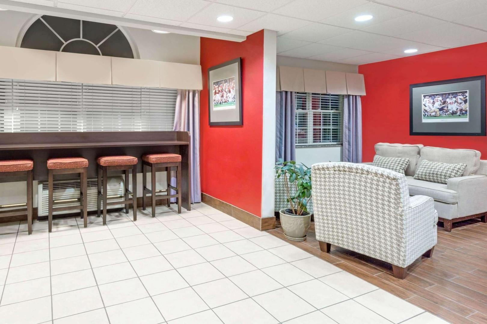 Microtel Inn & Suites by Wyndham Tuscaloosa Near University