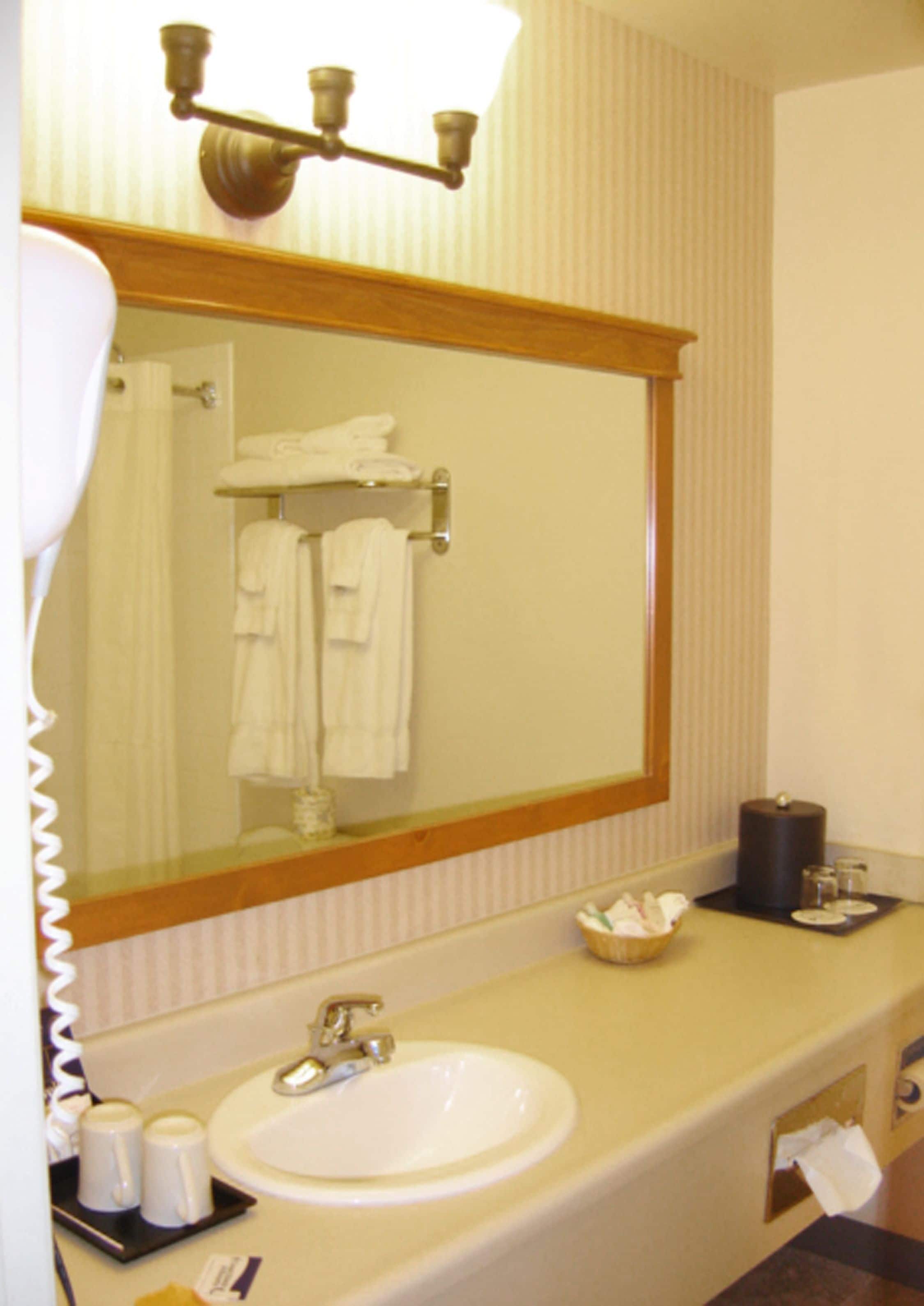 Coast Inn at Lake Hood