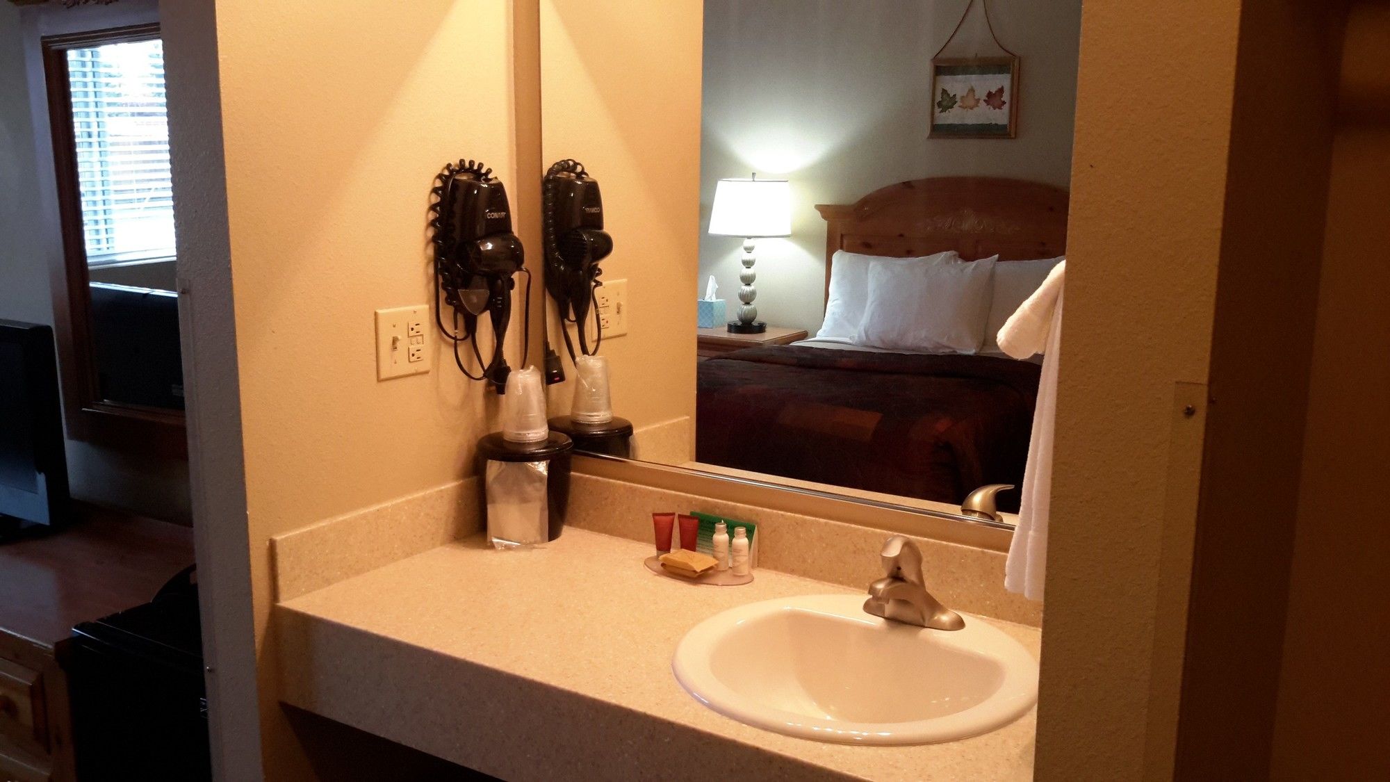 Lakeshore Inn & Suites