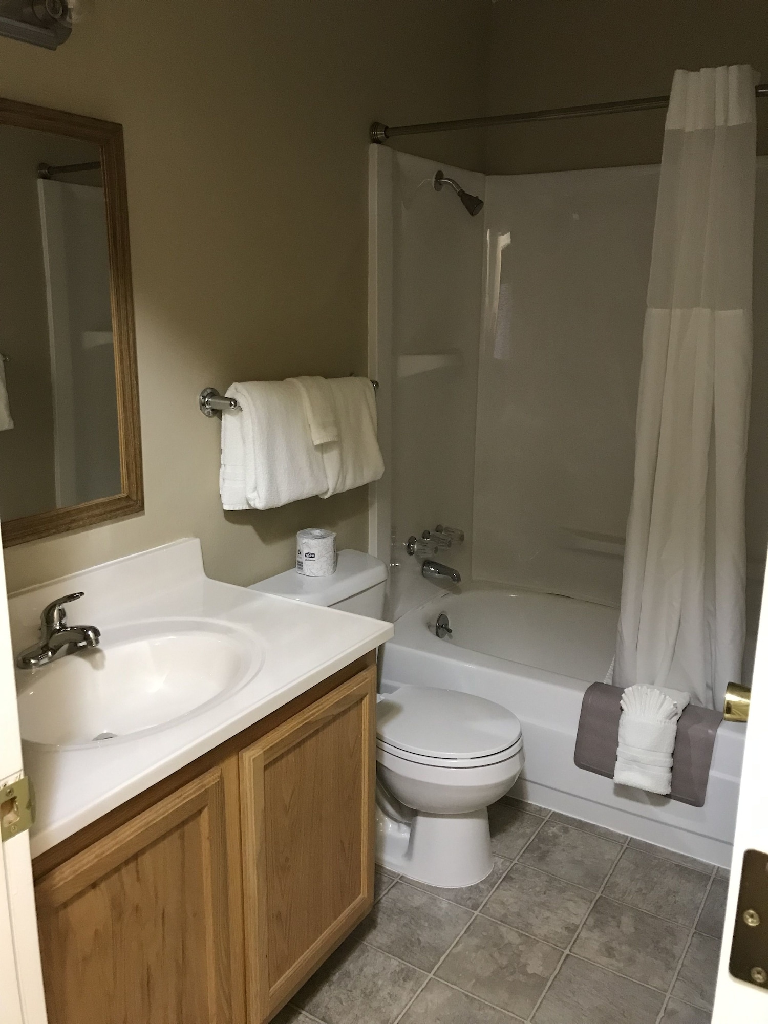 Lakeshore Inn & Suites