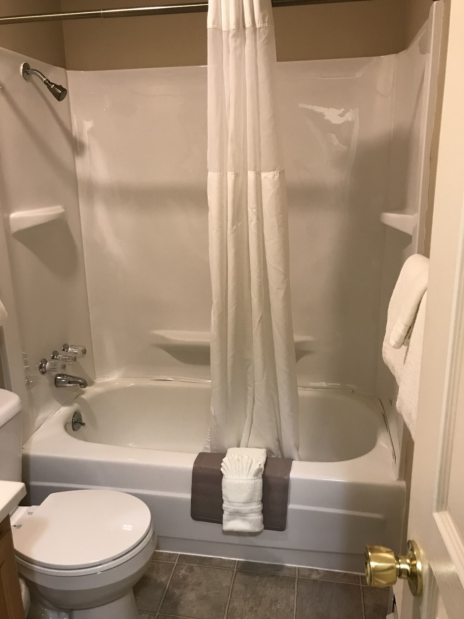 Lakeshore Inn & Suites