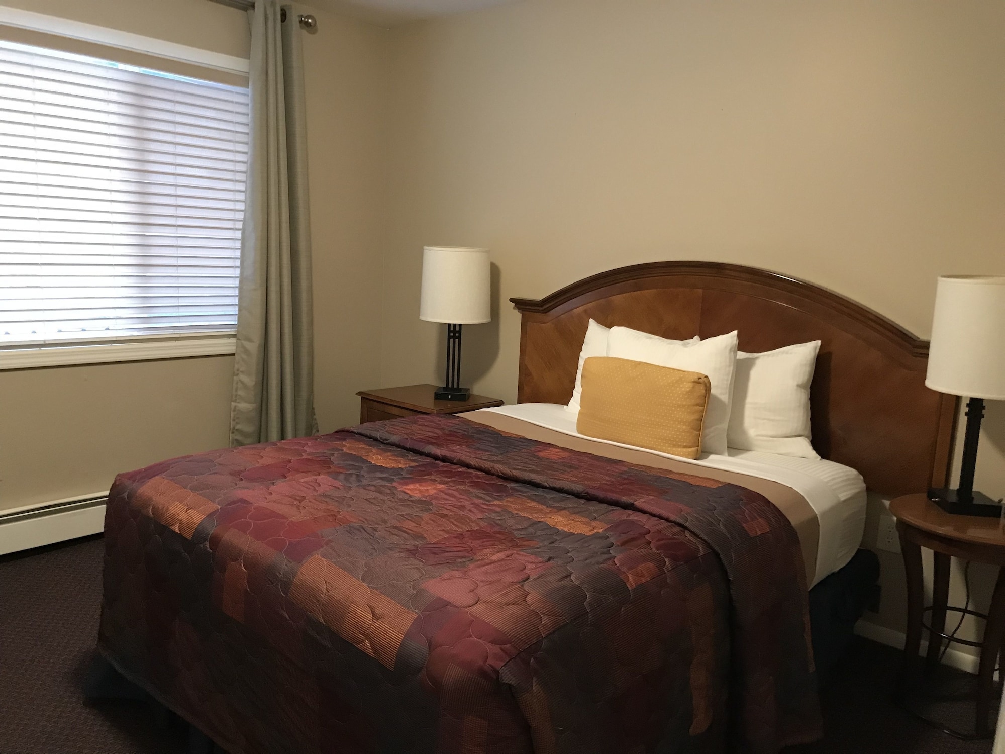 Lakeshore Inn & Suites