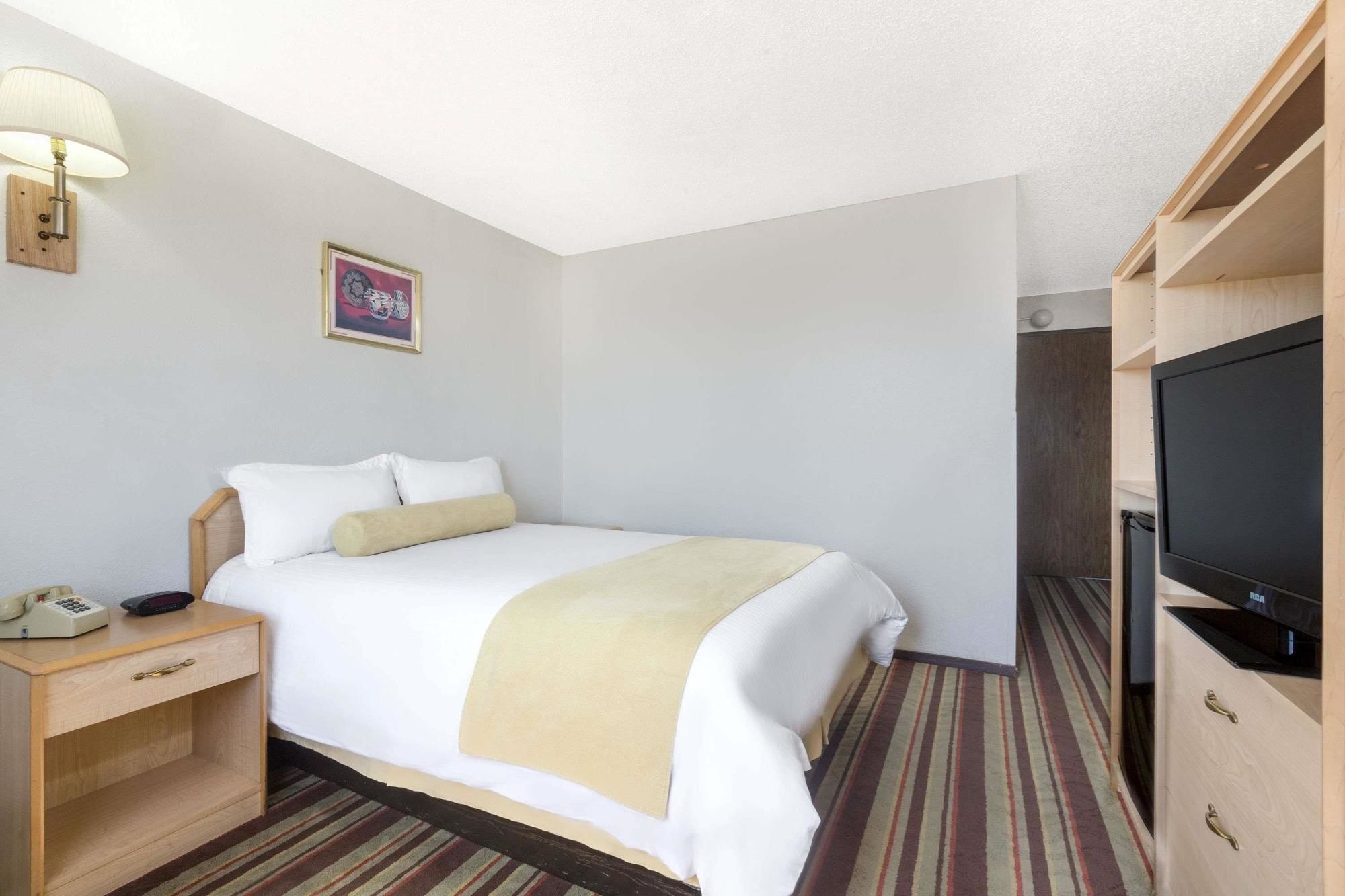 Super 8 by Wyndham Lake Havasu City