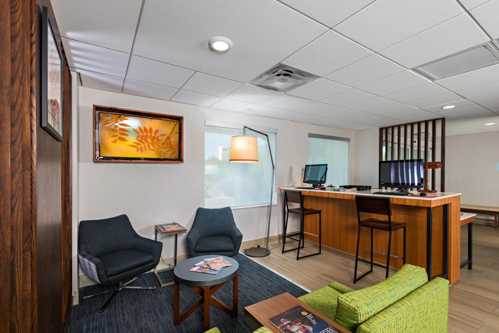 Holiday Inn Express & Suites Peoria North Glendale