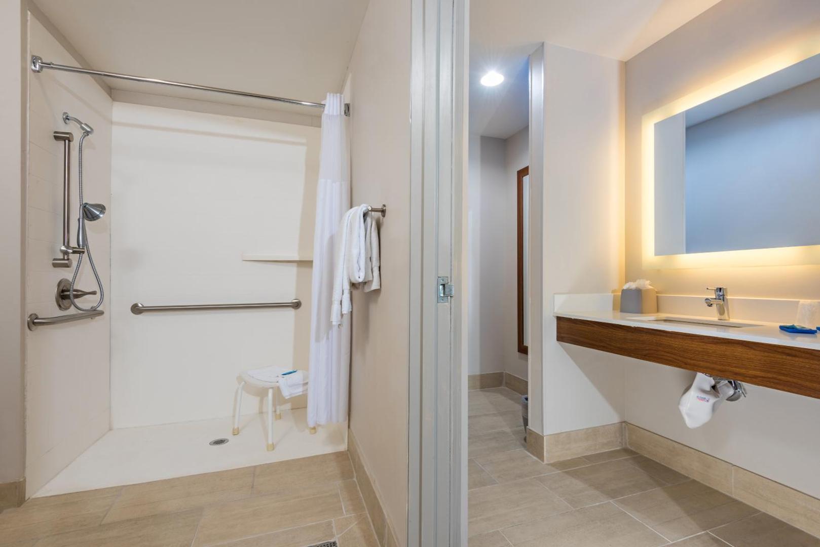 Holiday Inn Express & Suites Peoria North Glendale