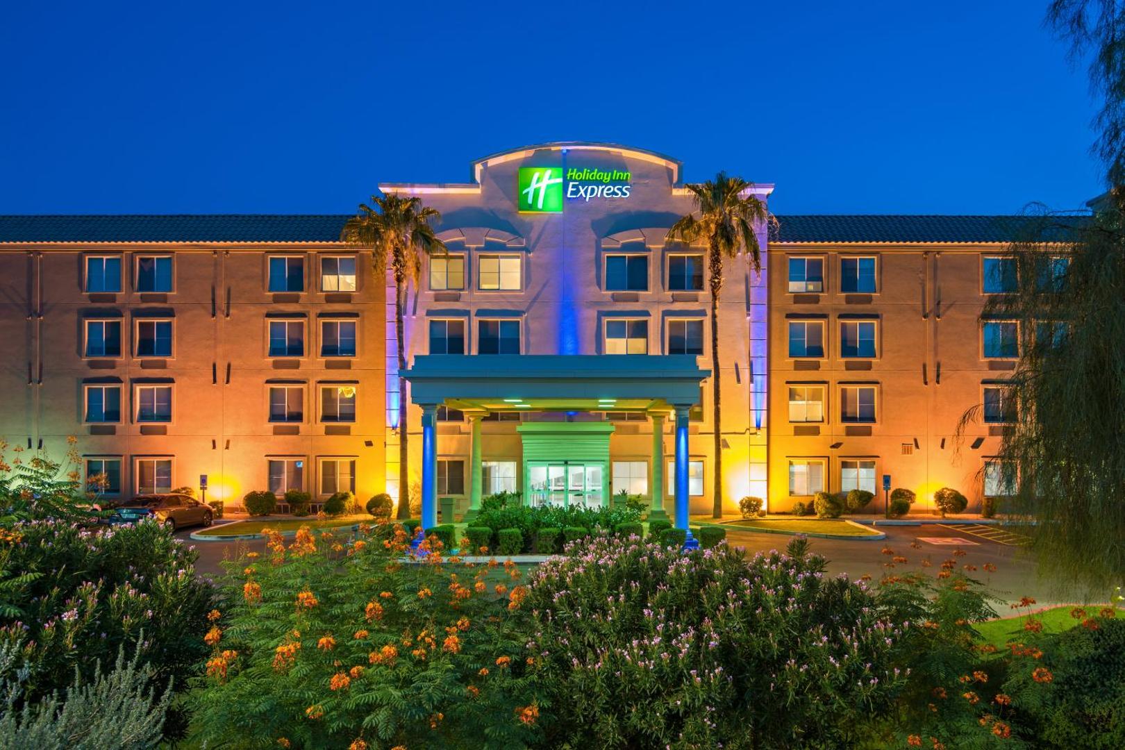Holiday Inn Express & Suites Peoria North Glendale