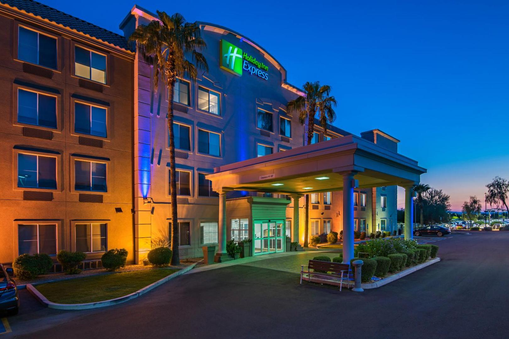 Holiday Inn Express & Suites Peoria North Glendale