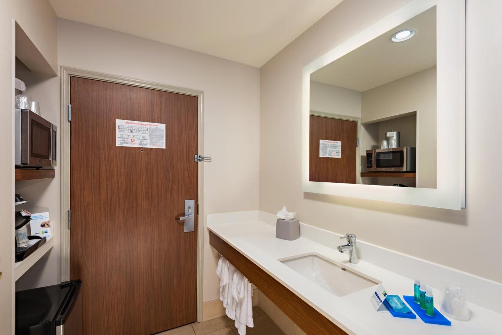 Holiday Inn Express & Suites Peoria North Glendale