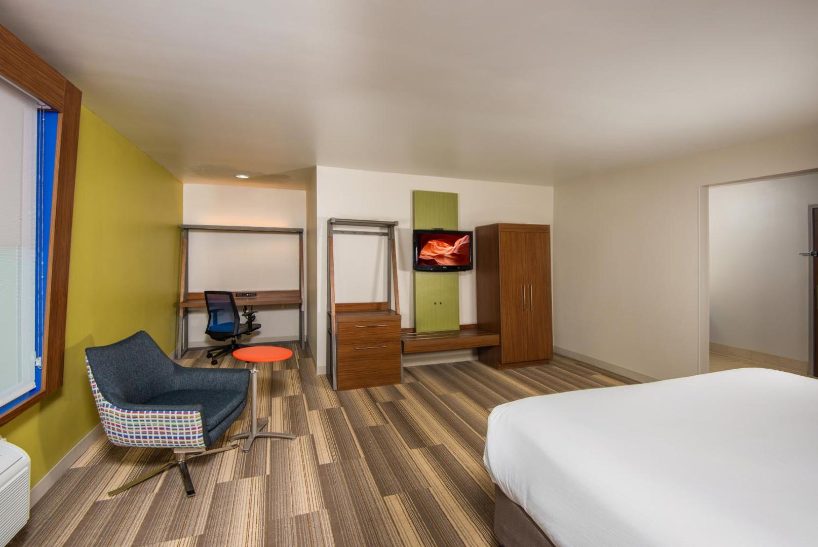 Holiday Inn Express & Suites Peoria North Glendale