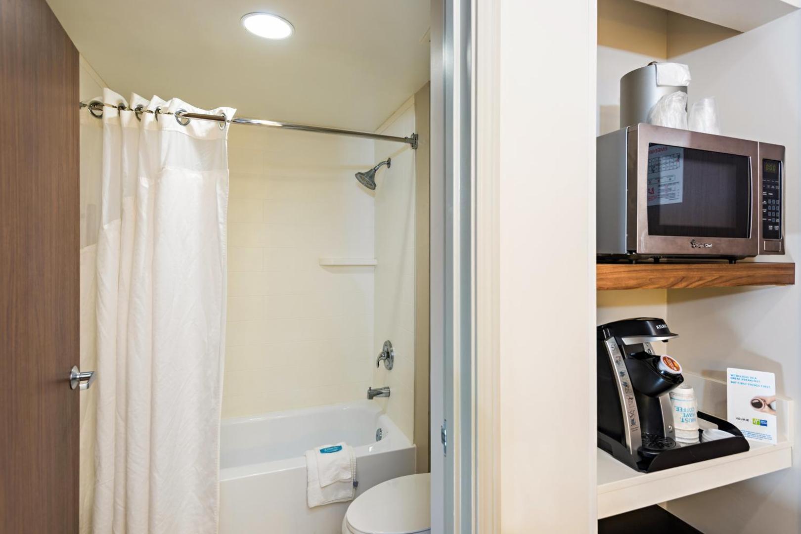 Holiday Inn Express & Suites Peoria North Glendale