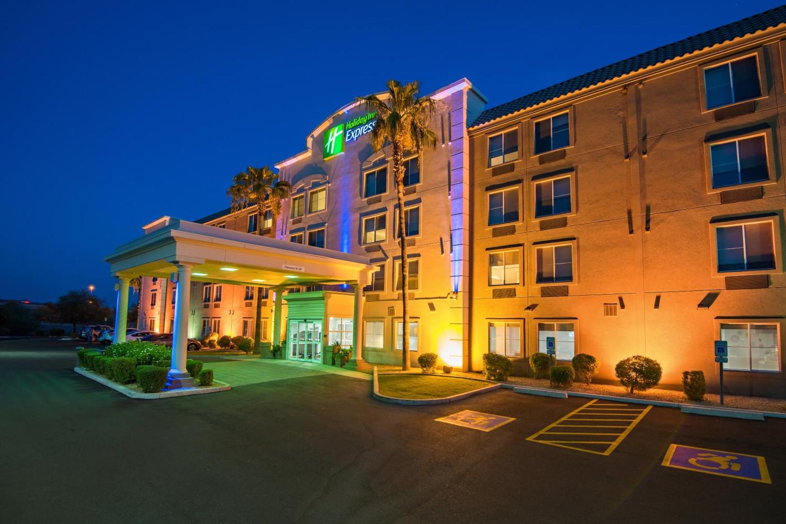 Holiday Inn Express & Suites Peoria North Glendale