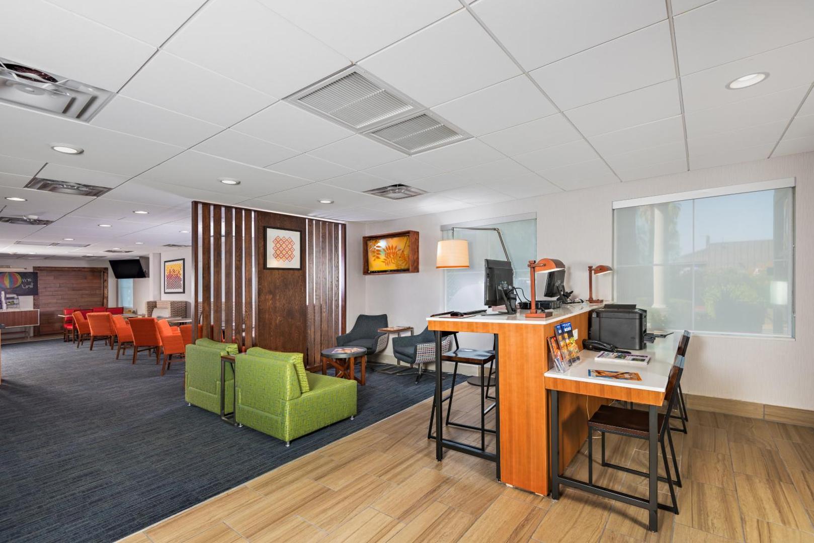 Holiday Inn Express & Suites Peoria North Glendale