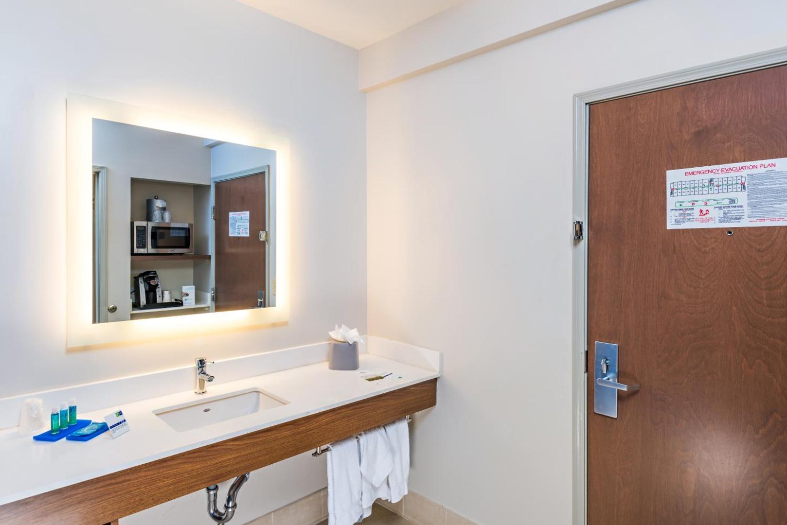 Holiday Inn Express & Suites Peoria North Glendale
