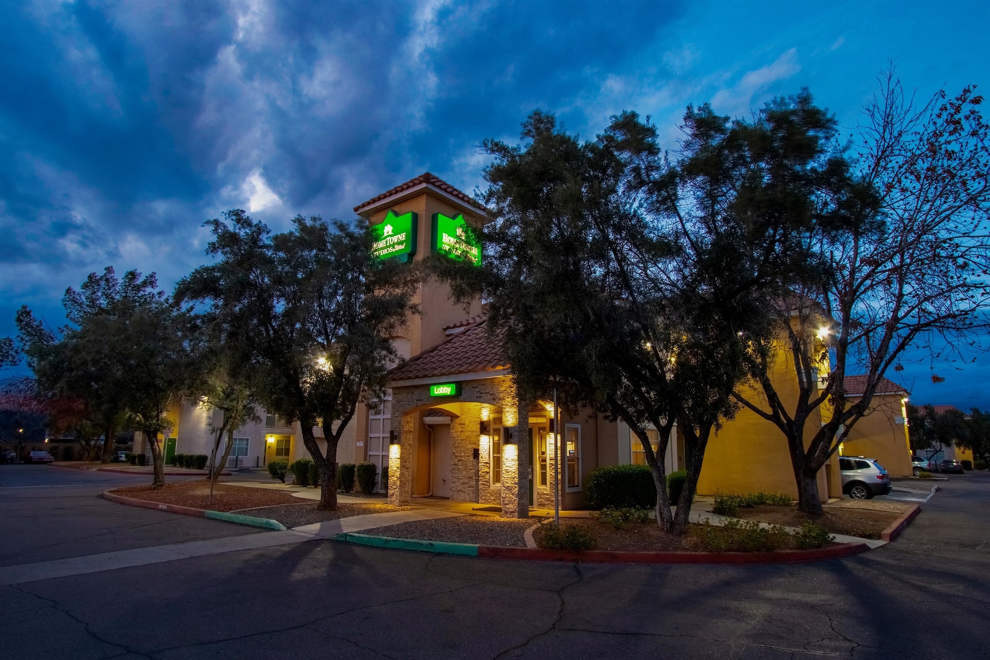 HomeTowne Studios Phoenix - Dunlap Ave