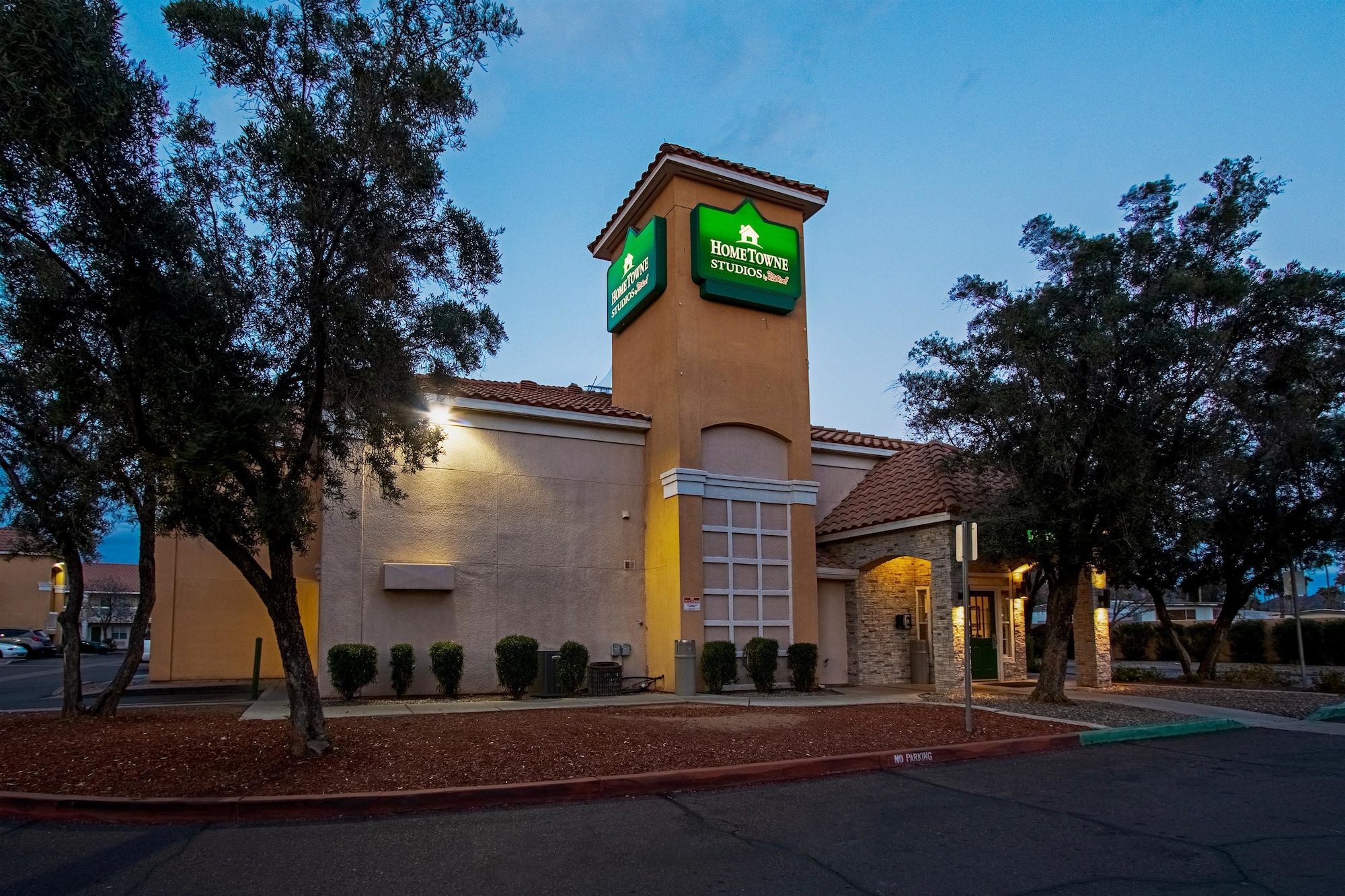 HomeTowne Studios Phoenix - Dunlap Ave